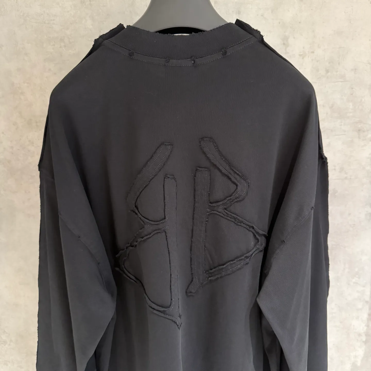 🅿️350 [Strict quality control] BAL Balenciaga's new appliqué embroidered long-sleeved sweatshirt T-shirt. Heavy 340g double yarn fabric. Wash the whole garment twice. Frayed and torn on all four sides. Heavy fabric. The neckline is made of icy Solona. Loose fit. Deep, wide and stylish. No deformation or shrinkage. Color: 3 colors, black, white and gray. Size: M-2xl
