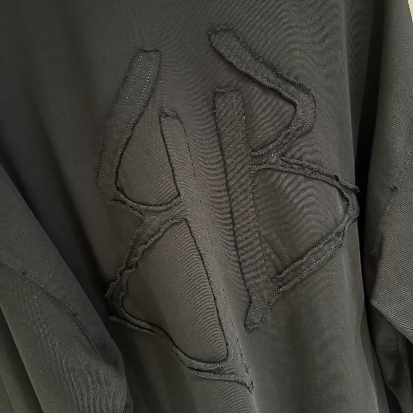 🅿️350 [Strict quality control] BAL Balenciaga's new appliqué embroidered long-sleeved sweatshirt T-shirt. Heavy 340g double yarn fabric. Wash the whole garment twice. Frayed and torn on all four sides. Heavy fabric. The neckline is made of icy Solona. Loose fit. Deep, wide and stylish. No deformation or shrinkage. Color: 3 colors, black, white and gray. Size: M-2xl