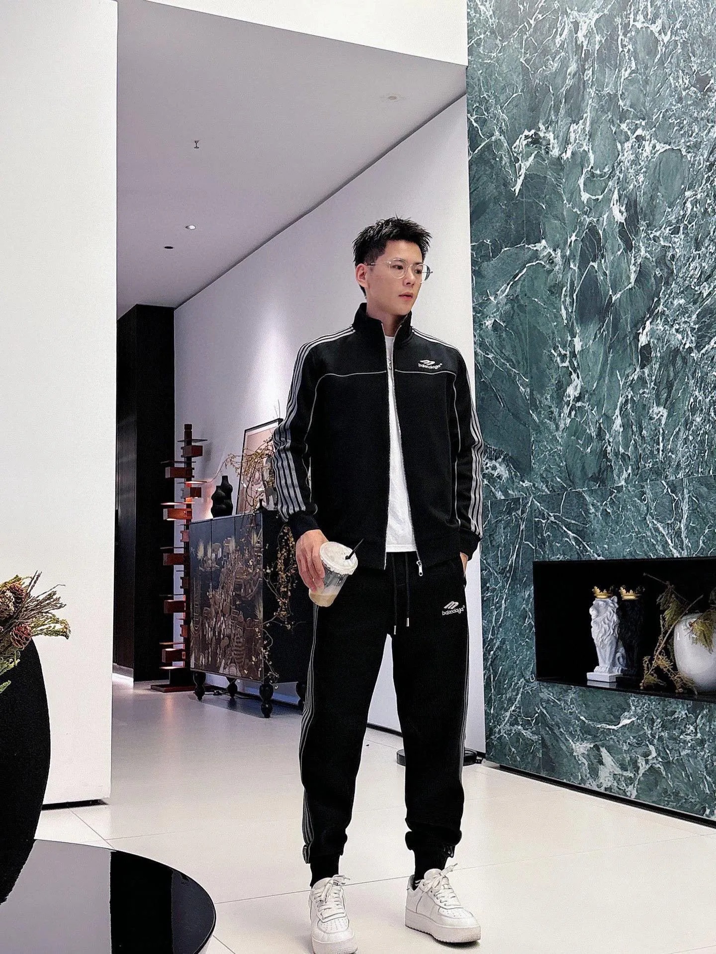 🅿️720 [BALENCIAGA] Hot-selling suit is coming. Focus on the original version of the official website. 2025 new hot-selling cardigan and sweatshirt suit. The original order is the best. 🇭🇰The meticulous work of top designers is dedicated to a fitting and perfect upper body effect. All-natural high-quality Tencel Roman cotton 100%, close-fitting comfort, noble and elegant! Original hardware embodies elegance and nobility! Counter size: M-3XL (maximum wear up to 190 pounds)