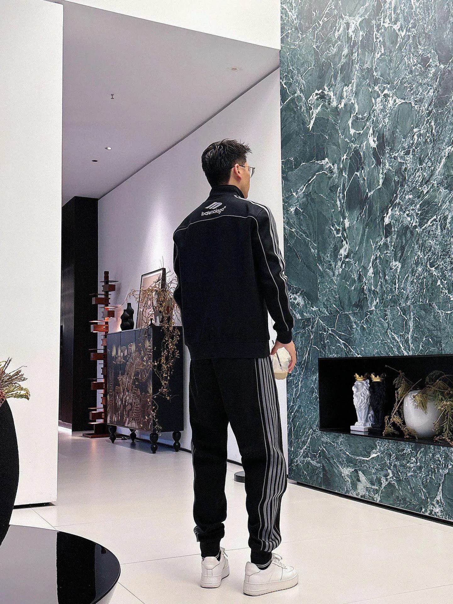 🅿️720 [BALENCIAGA] Hot-selling suit is coming. Focus on the original version of the official website. 2025 new hot-selling cardigan and sweatshirt suit. The original order is the best. 🇭🇰The meticulous work of top designers is dedicated to a fitting and perfect upper body effect. All-natural high-quality Tencel Roman cotton 100%, close-fitting comfort, noble and elegant! Original hardware embodies elegance and nobility! Counter size: M-3XL (maximum wear up to 190 pounds)