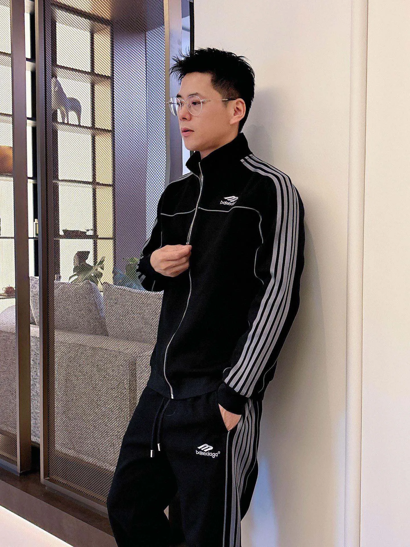🅿️720 [BALENCIAGA] Hot-selling suit is coming. Focus on the original version of the official website. 2025 new hot-selling cardigan and sweatshirt suit. The original order is the best. 🇭🇰The meticulous work of top designers is dedicated to a fitting and perfect upper body effect. All-natural high-quality Tencel Roman cotton 100%, close-fitting comfort, noble and elegant! Original hardware embodies elegance and nobility! Counter size: M-3XL (maximum wear up to 190 pounds)