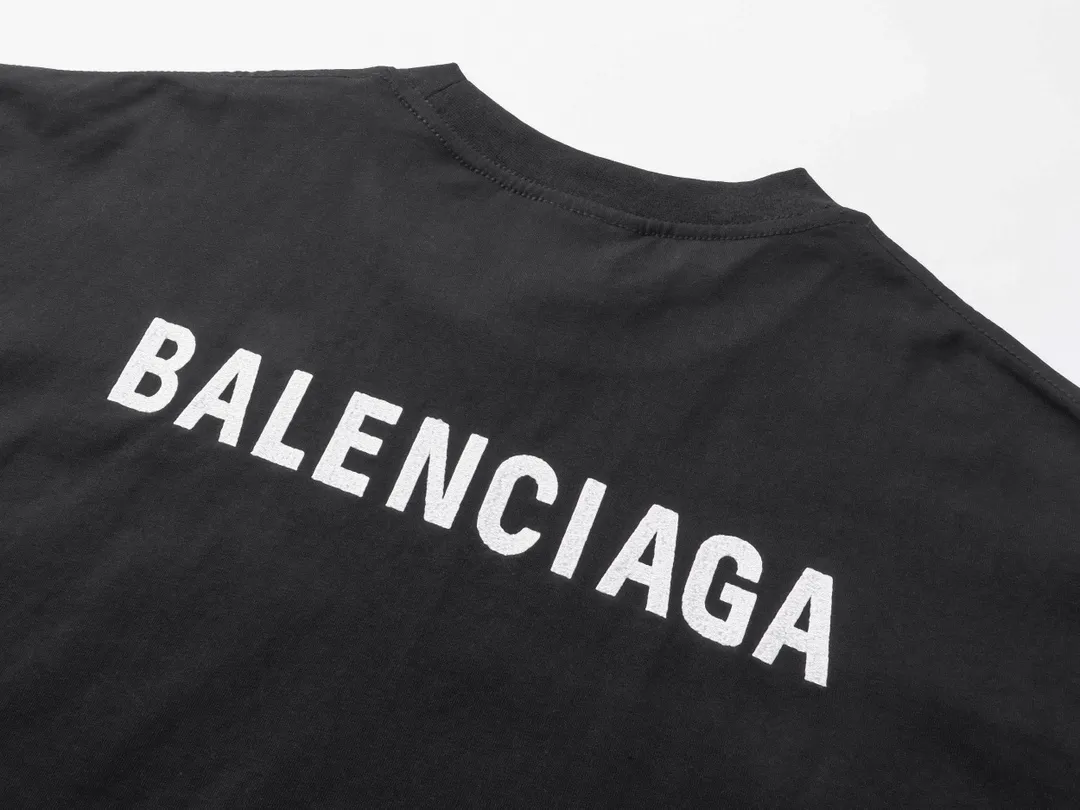 🅿️210 Real photos [Top version. Official website quality] BALENCI*GA/Paris #Classic style. Classic letter embroidered long-sleeved T-shirt on the front and back #2024 spring and autumn brick cabinet synchronization.                       The fabric is made of Paris ZP custom-woven and dyed cotton double yarn, weighing 260 grams. The cloth surface is clean. The cloth pattern is clear, soft and comfortable. The threads are dyed with no color difference. The classic letters are embroidered with an imported embroidery machine. The letters are clear and the effect is three-dimensional, restoring the brick cabinet. The version adopts the OS loose shoulder style. The same style for men and women. Coding: BL235067 Color: black, white, smoke gray Size: XS S M L