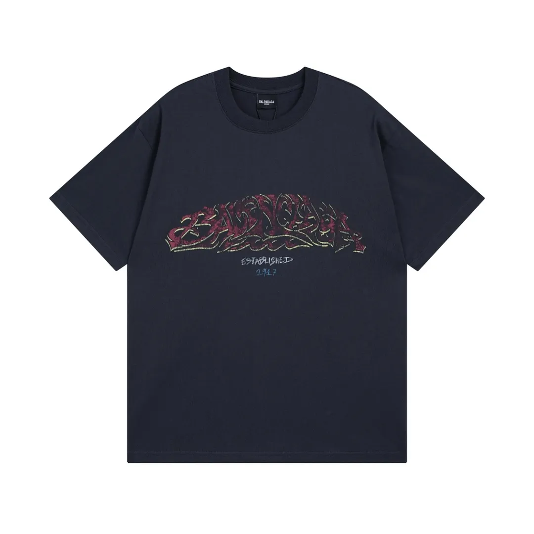 🅿️186 Detail Picture [Top version. Official website quality] BALENCI*GA/Paris. 2024 latest flame graffiti direct-printed short-sleeved T-shirt. Brick cabinet synchronization. ⚠️Difference in market currency. Developed by YB. The fabric is made of Paris ZP custom-woven and dyed 100% cotton double yarn compact cotton. The weight is 260 grams, the cloth surface is clean. The cloth pattern is clear, soft and comfortable. The threads are dyed with no color difference. The front and back printing adopts Kornit direct-injection printing pattern and adopts OS loose shoulder-dropping pattern. Same style for men and women. Code: BL223109 Color: dark gray blue. Pink. White Size: XS to L
