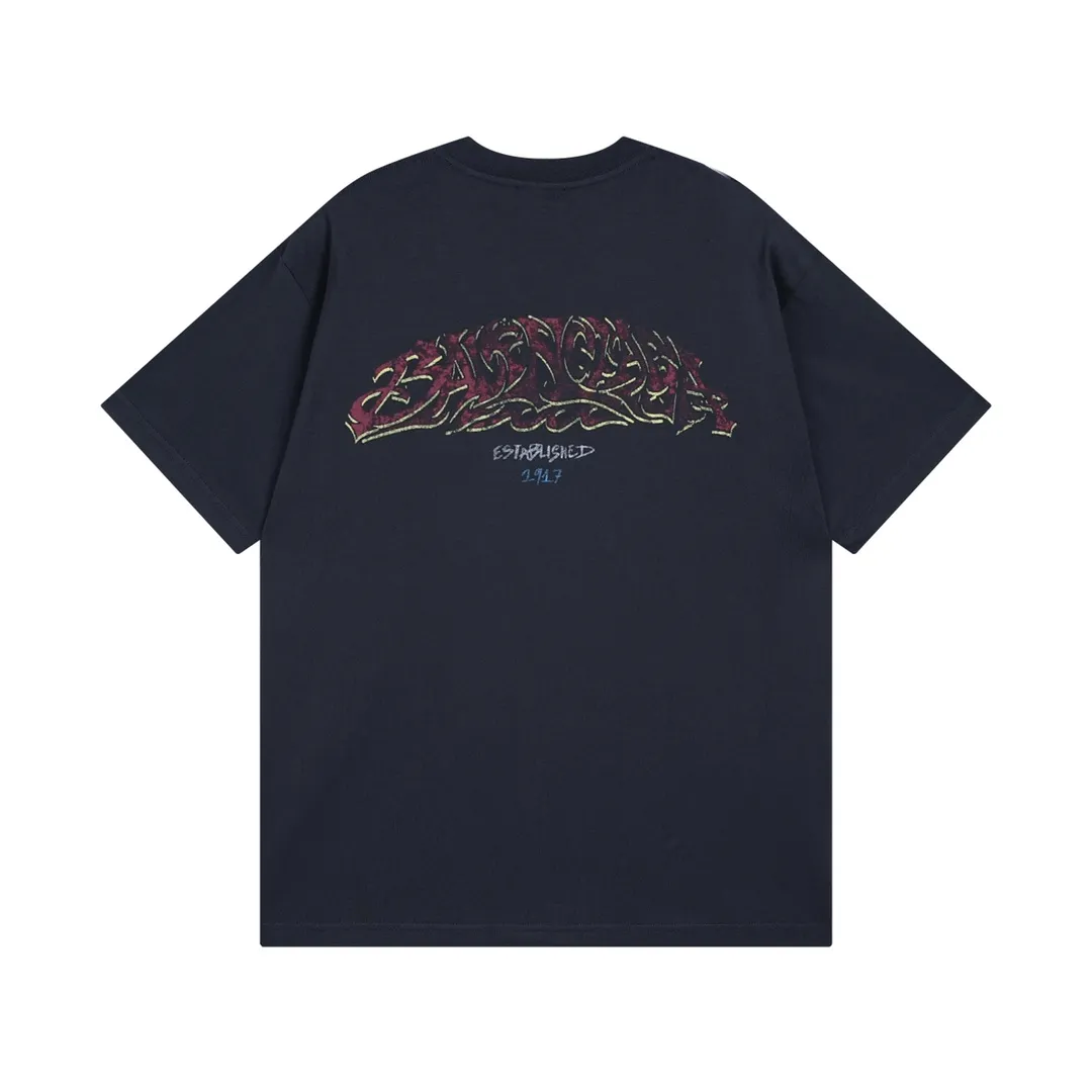 🅿️186 Detail Picture [Top version. Official website quality] BALENCI*GA/Paris. 2024 latest flame graffiti direct-printed short-sleeved T-shirt. Brick cabinet synchronization. ⚠️Difference in market currency. Developed by YB. The fabric is made of Paris ZP custom-woven and dyed 100% cotton double yarn compact cotton. The weight is 260 grams, the cloth surface is clean. The cloth pattern is clear, soft and comfortable. The threads are dyed with no color difference. The front and back printing adopts Kornit direct-injection printing pattern and adopts OS loose shoulder-dropping pattern. Same style for men and women. Code: BL223109 Color: dark gray blue. Pink. White Size: XS to L
