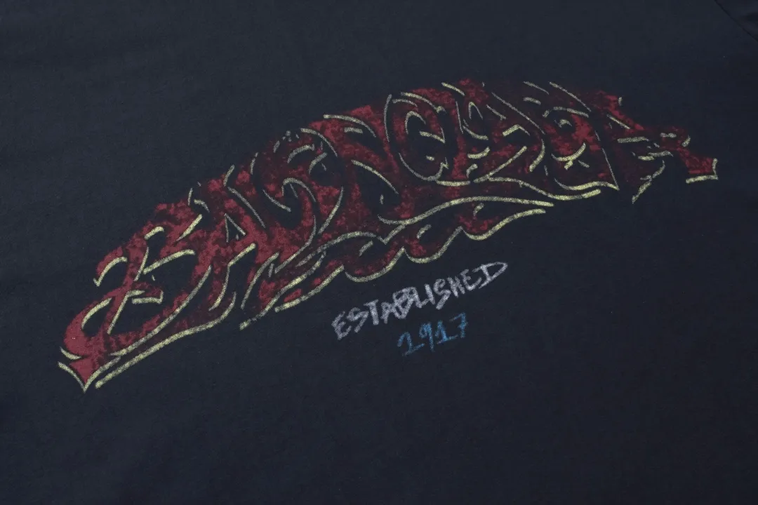 🅿️186 Detail Picture [Top version. Official website quality] BALENCI*GA/Paris. 2024 latest flame graffiti direct-printed short-sleeved T-shirt. Brick cabinet synchronization. ⚠️Difference in market currency. Developed by YB. The fabric is made of Paris ZP custom-woven and dyed 100% cotton double yarn compact cotton. The weight is 260 grams, the cloth surface is clean. The cloth pattern is clear, soft and comfortable. The threads are dyed with no color difference. The front and back printing adopts Kornit direct-injection printing pattern and adopts OS loose shoulder-dropping pattern. Same style for men and women. Code: BL223109 Color: dark gray blue. Pink. White Size: XS to L