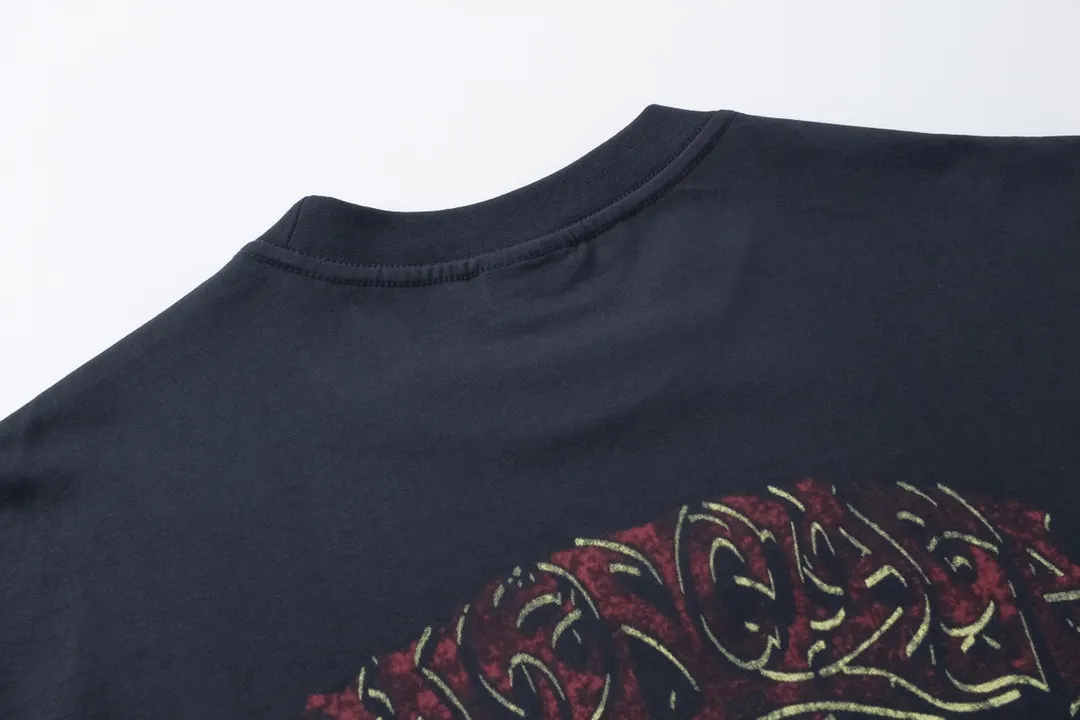 🅿️186 Detail Picture [Top version. Official website quality] BALENCI*GA/Paris. 2024 latest flame graffiti direct-printed short-sleeved T-shirt. Brick cabinet synchronization. ⚠️Difference in market currency. Developed by YB. The fabric is made of Paris ZP custom-woven and dyed 100% cotton double yarn compact cotton. The weight is 260 grams, the cloth surface is clean. The cloth pattern is clear, soft and comfortable. The threads are dyed with no color difference. The front and back printing adopts Kornit direct-injection printing pattern and adopts OS loose shoulder-dropping pattern. Same style for men and women. Code: BL223109 Color: dark gray blue. Pink. White Size: XS to L
