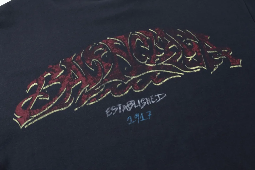 🅿️186 Detail Picture [Top version. Official website quality] BALENCI*GA/Paris. 2024 latest flame graffiti direct-printed short-sleeved T-shirt. Brick cabinet synchronization. ⚠️Difference in market currency. Developed by YB. The fabric is made of Paris ZP custom-woven and dyed 100% cotton double yarn compact cotton. The weight is 260 grams, the cloth surface is clean. The cloth pattern is clear, soft and comfortable. The threads are dyed with no color difference. The front and back printing adopts Kornit direct-injection printing pattern and adopts OS loose shoulder-dropping pattern. Same style for men and women. Code: BL223109 Color: dark gray blue. Pink. White Size: XS to L