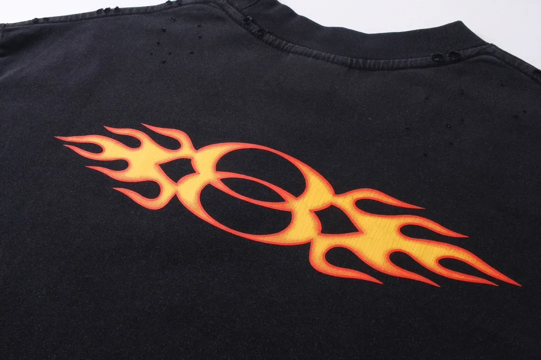 🅿️270 BALENCI*GA Paris s#Double Ring# flame direct spray printed washed and distressed long sleeves. The fabric is made of Paris ZP custom woven and dyed double yarn pure cotton fabric 280g. The thread is custom woven and dyed without color difference before and after. The printing is made of environmentally friendly imported materials direct spray. The ready-made garments are washed in many places to make them worn and worn. Two high-temperature shaping washes. os dropped shoulders and loose version. Same style for men and women -Color: washed black -SIZE: XS S M L Style number 8626#