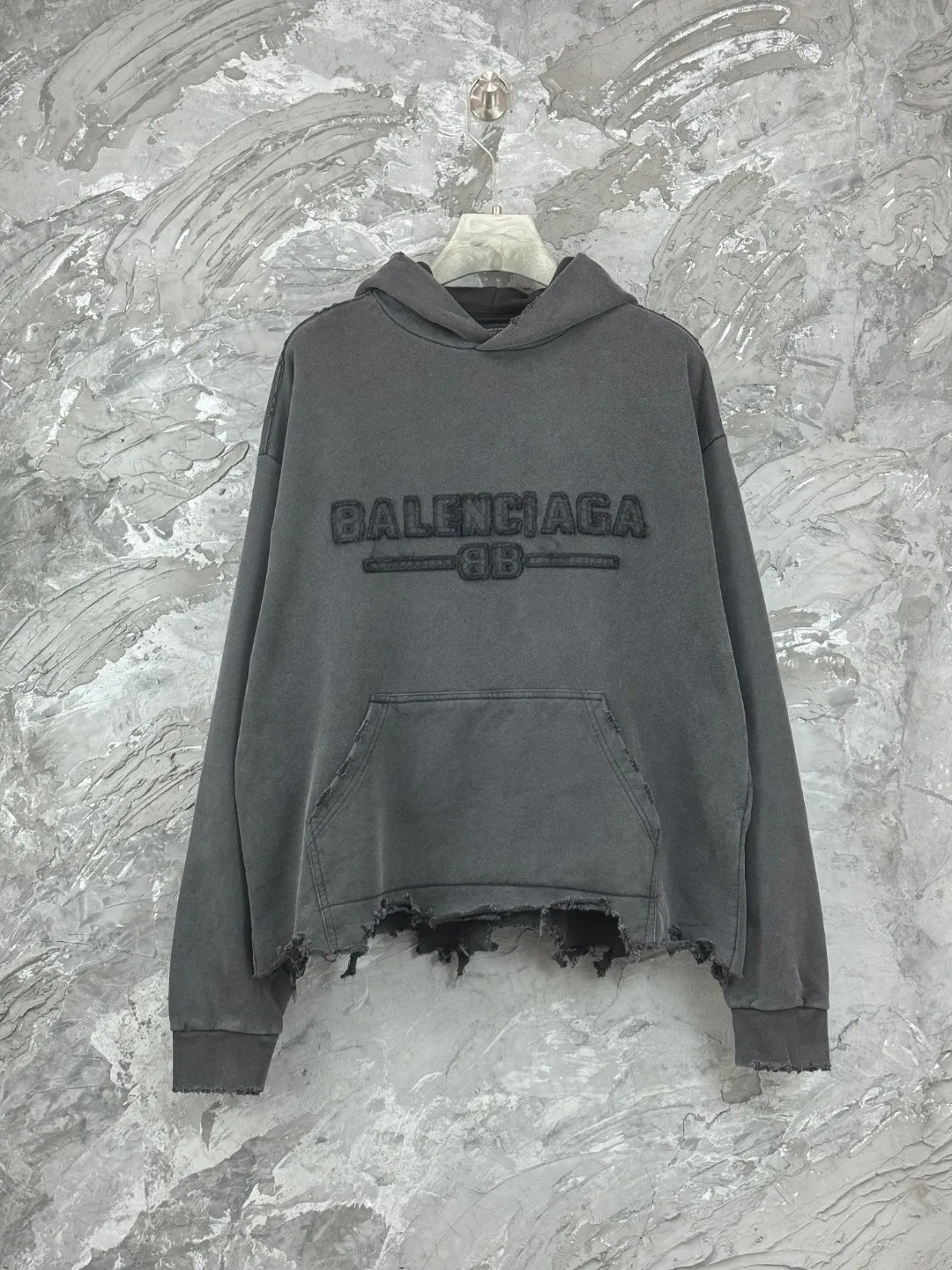 🅿️380 - BALENCI*GA Paris' latest hooded long-sleeved sweatshirt with chest patch with letter LOGO. The classic letter LOGO on the front is patched and embroidered with an imported Tajima embroidery machine. The master manually positions and hand-grinds the fixed points. The ready-made garments are washed and worn. Overweight craftsmanship. The effect is three-dimensional. Exclusively pattern-woven and dyed 460g fabric. Threads are dyed in the same vat with zero color difference. Brick cabinets are synchronized. Comparisons are welcome. Same style for men and women. -Color: Washed black -SIZE: Xs S M L style number 8960#