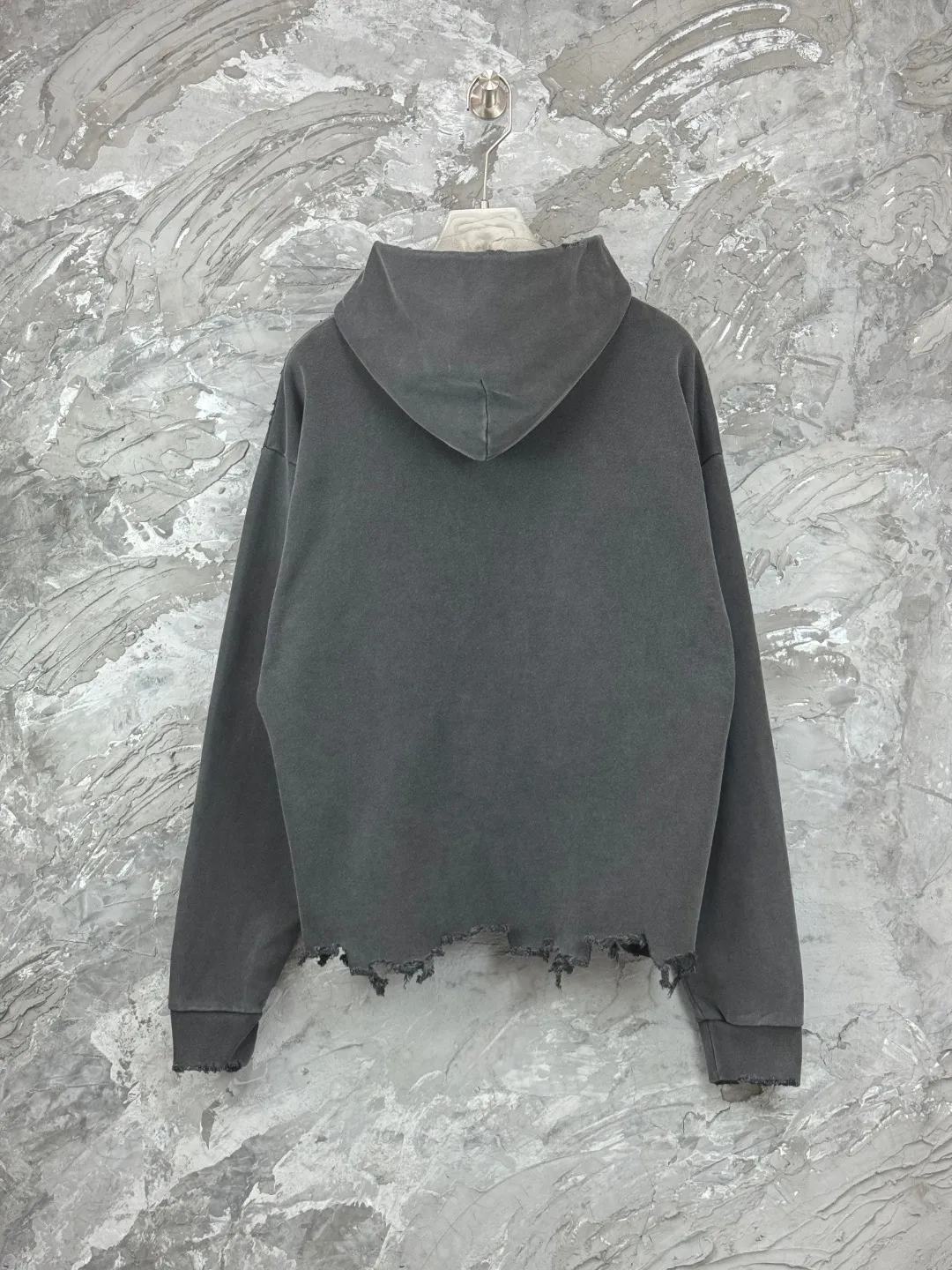 🅿️380 - BALENCI*GA Paris' latest hooded long-sleeved sweatshirt with chest patch with letter LOGO. The classic letter LOGO on the front is patched and embroidered with an imported Tajima embroidery machine. The master manually positions and hand-grinds the fixed points. The ready-made garments are washed and worn. Overweight craftsmanship. The effect is three-dimensional. Exclusively pattern-woven and dyed 460g fabric. Threads are dyed in the same vat with zero color difference. Brick cabinets are synchronized. Comparisons are welcome. Same style for men and women. -Color: Washed black -SIZE: Xs S M L style number 8960#