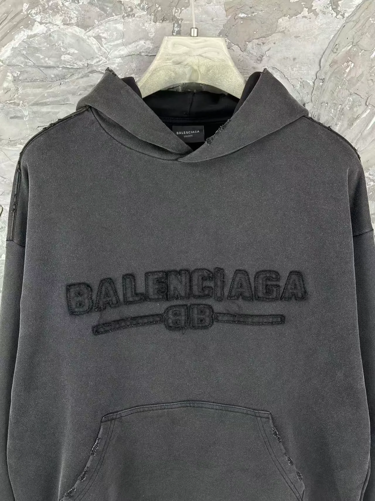 🅿️380 - BALENCI*GA Paris' latest hooded long-sleeved sweatshirt with chest patch with letter LOGO. The classic letter LOGO on the front is patched and embroidered with an imported Tajima embroidery machine. The master manually positions and hand-grinds the fixed points. The ready-made garments are washed and worn. Overweight craftsmanship. The effect is three-dimensional. Exclusively pattern-woven and dyed 460g fabric. Threads are dyed in the same vat with zero color difference. Brick cabinets are synchronized. Comparisons are welcome. Same style for men and women. -Color: Washed black -SIZE: Xs S M L style number 8960#