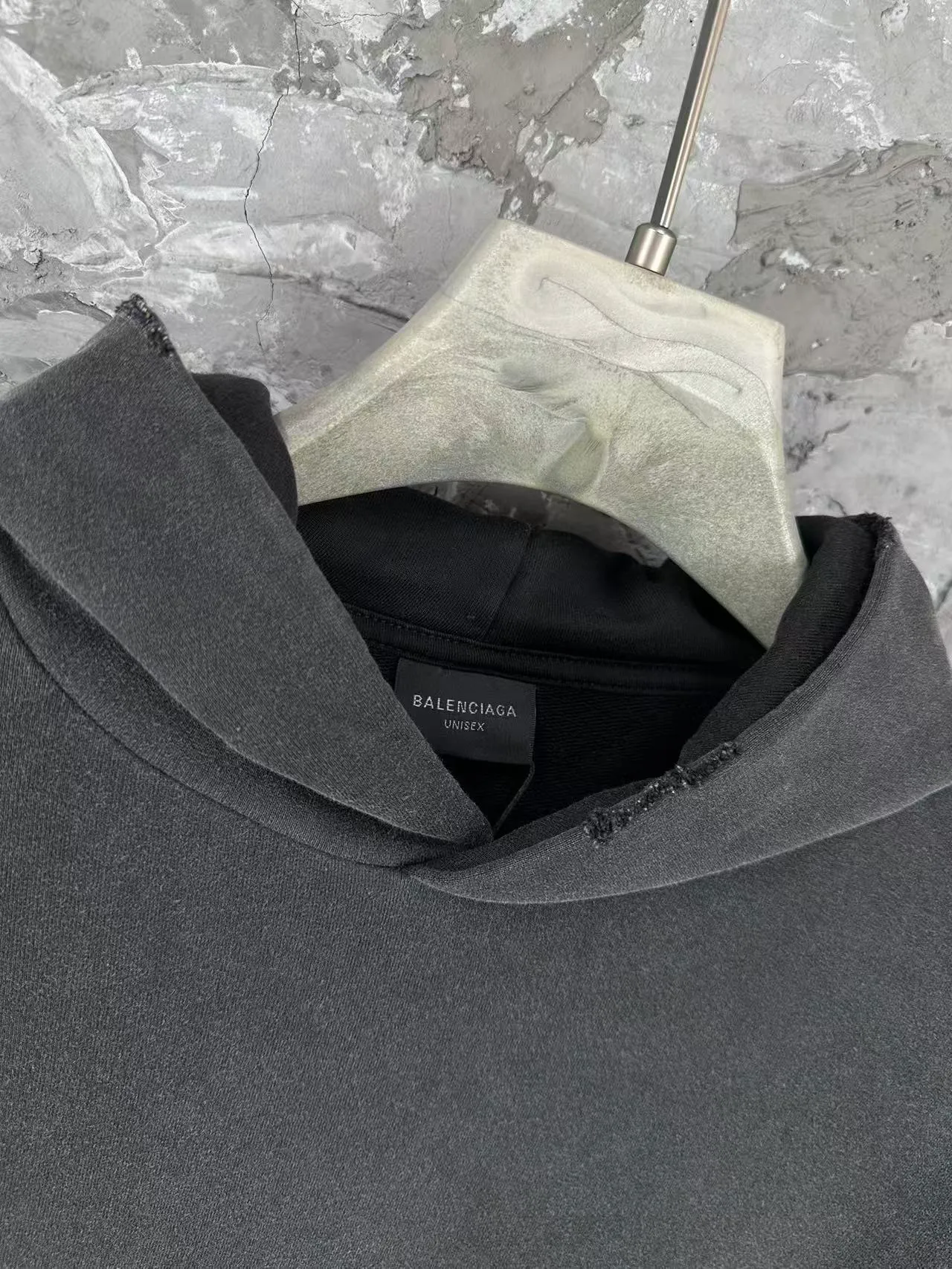 🅿️380 - BALENCI*GA Paris' latest hooded long-sleeved sweatshirt with chest patch with letter LOGO. The classic letter LOGO on the front is patched and embroidered with an imported Tajima embroidery machine. The master manually positions and hand-grinds the fixed points. The ready-made garments are washed and worn. Overweight craftsmanship. The effect is three-dimensional. Exclusively pattern-woven and dyed 460g fabric. Threads are dyed in the same vat with zero color difference. Brick cabinets are synchronized. Comparisons are welcome. Same style for men and women. -Color: Washed black -SIZE: Xs S M L style number 8960#
