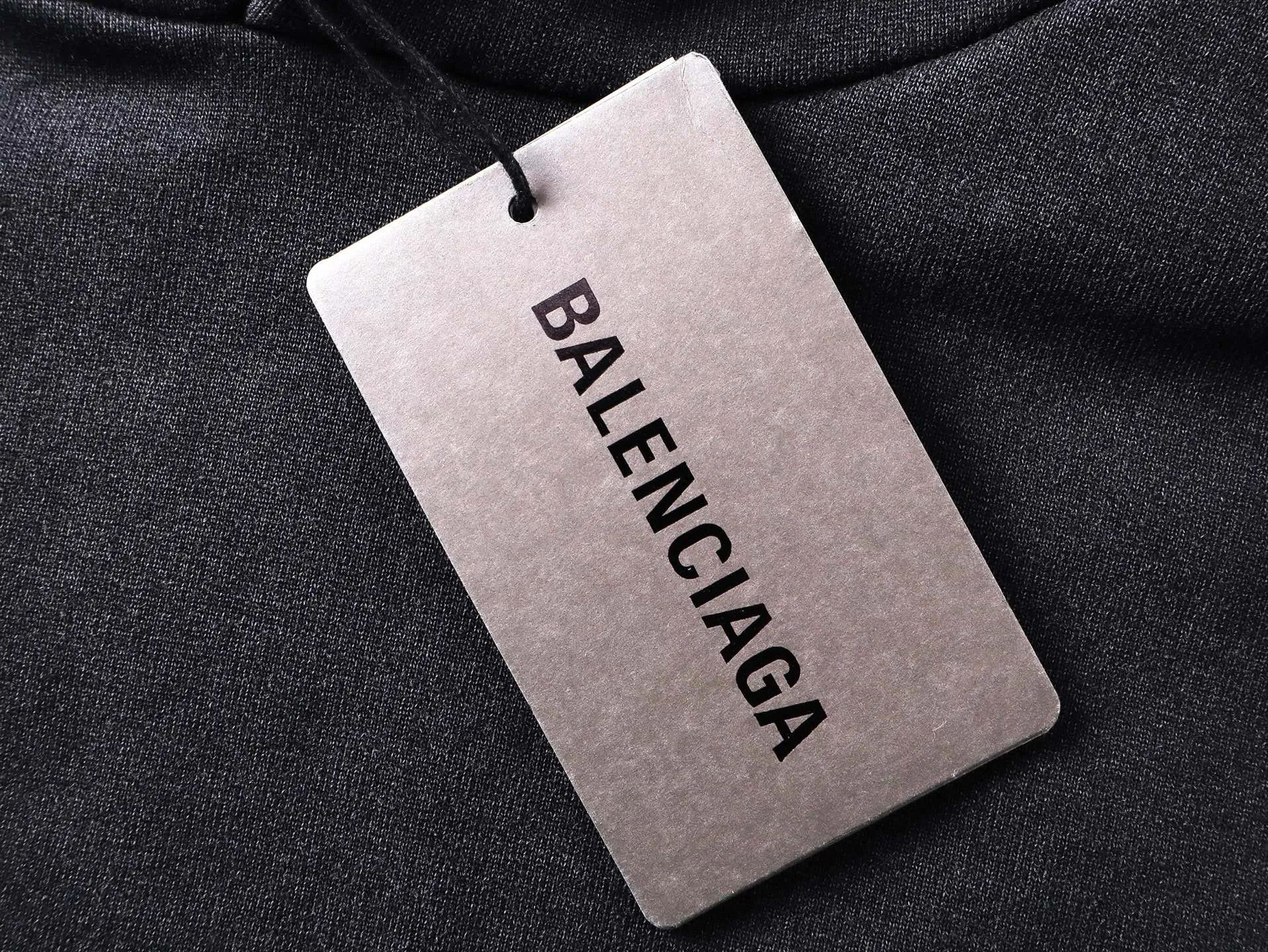🅿️340 real shots [Top version. Official website quality] BALENCI*GA/25 new model. The latest SS25 style hooded sweatshirt with Paris LOGO embroidery on the front and back. Research and development at the first time, different market currencies. Comparisons welcome. The fabric is made of Paris ZP custom-woven and dyed cotton sweatshirt. Weighing 460 grams, the cloth surface is clean. The cloth pattern is clear, soft and comfortable. The threads are dyed with no color difference. The embroidery is done with embroidery machines imported from Tajima, and the garments are washed and aged. Jubie market currency. Welcome to compare. The version adopts OS loose shoulder design. Same style for men and women. Code: BL259969 Color: washed black Size: XS S M L