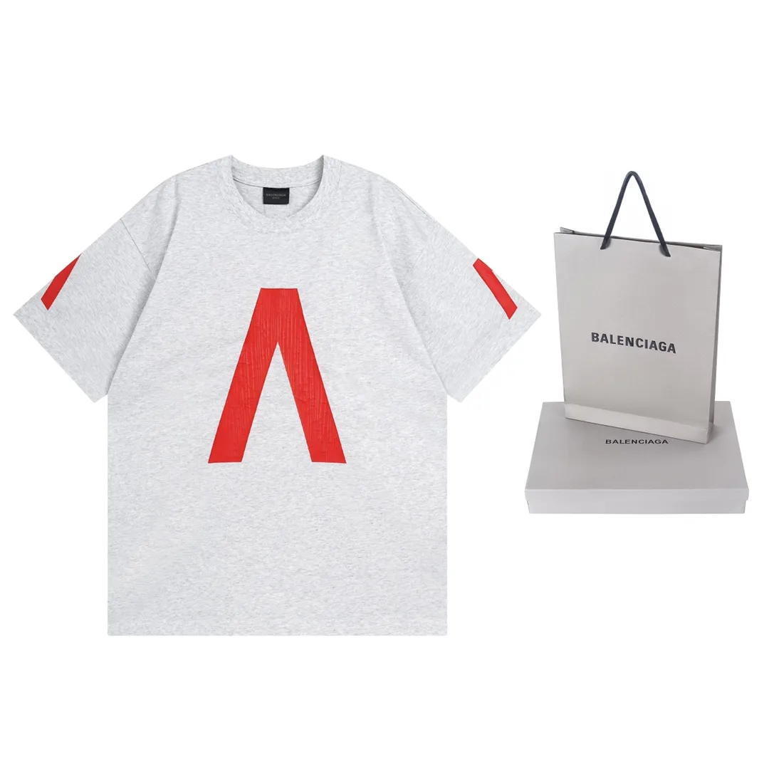 🅿️200 detailed picture [Top version. Official website quality] BALENCI*GA/Paris. 2024 latest global limited edition. BALENCIAGA joins forces with Archive to create a short-sleeved T-shirt. Crack printed washed distressed T-shirt. Overweight craftsmanship, brick cabinet synchronization. ⚠️Distinguish the market currency, genuine research and development, worn. The hand painting is consistent with ZP, and the printing uses imported cracked environmentally friendly glue. The garments are washed, worn and worn. The whole piece is designed with heavy craftsmanship. Comparisons welcome. The version adopts OS loose shoulder design. Same style for men and women. Code: BL223308 Color: black, gray and white. Size: XS to L
