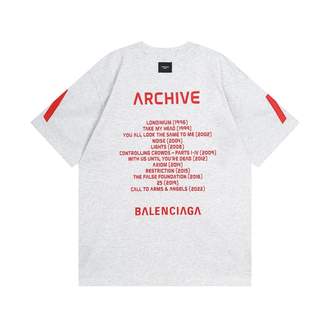 🅿️200 detailed picture [Top version. Official website quality] BALENCI*GA/Paris. 2024 latest global limited edition. BALENCIAGA joins forces with Archive to create a short-sleeved T-shirt. Crack printed washed distressed T-shirt. Overweight craftsmanship, brick cabinet synchronization. ⚠️Distinguish the market currency, genuine research and development, worn. The hand painting is consistent with ZP, and the printing uses imported cracked environmentally friendly glue. The garments are washed, worn and worn. The whole piece is designed with heavy craftsmanship. Comparisons welcome. The version adopts OS loose shoulder design. Same style for men and women. Code: BL223308 Color: black, gray and white. Size: XS to L
