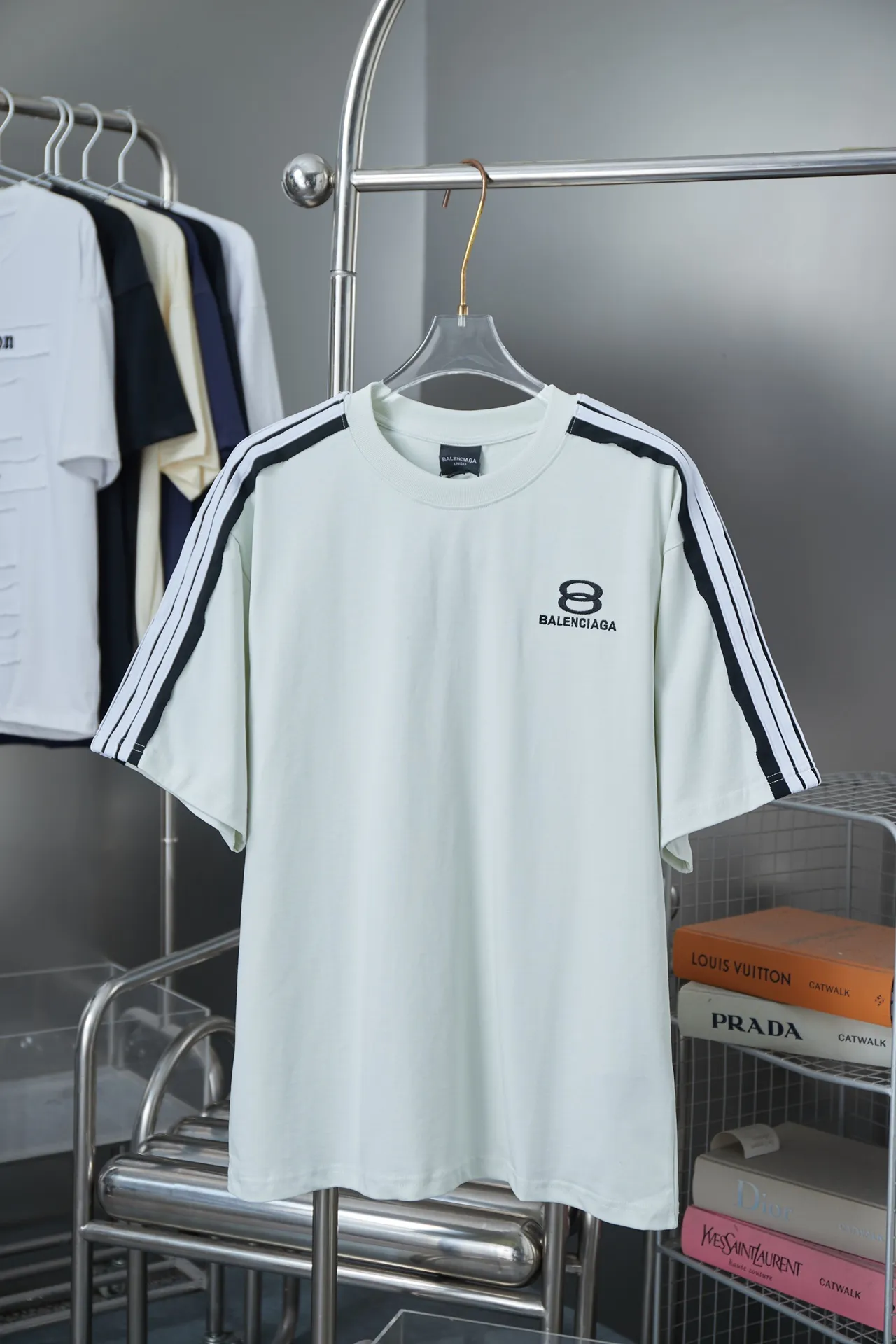 🅿️200 BALELE Balenciaga 25SS early spring new style Letter logo embroidered webbing splicing short sleeves Light luxury essential item for daily commuting for men and women Correct version Welcome to compare Detailed features · 320g 100% pure cotton double yarn jersey fabric · Custom dyed in the same cylinder, special thickened 32 count double-strand 1X1 thread · Letter logo embroidery · Shoulder webbing splicing design · Double-needle sewing and cross-seam technology · Original main mark, washed tag, brand moisture-proof paper packaging Color: White/Black Size: S/M/L/XL