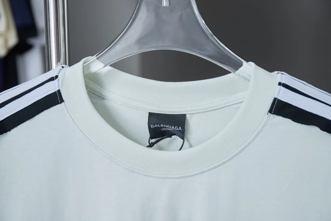 🅿️200 BALELE Balenciaga 25SS early spring new style Letter logo embroidered webbing splicing short sleeves Light luxury essential item for daily commuting for men and women Correct version Welcome to compare Detailed features · 320g 100% pure cotton double yarn jersey fabric · Custom dyed in the same cylinder, special thickened 32 count double-strand 1X1 thread · Letter logo embroidery · Shoulder webbing splicing design · Double-needle sewing and cross-seam technology · Original main mark, washed tag, brand moisture-proof paper packaging Color: White/Black Size: S/M/L/XL