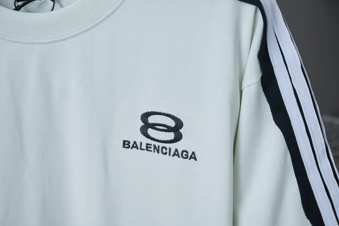 🅿️200 BALELE Balenciaga 25SS early spring new style Letter logo embroidered webbing splicing short sleeves Light luxury essential item for daily commuting for men and women Correct version Welcome to compare Detailed features · 320g 100% pure cotton double yarn jersey fabric · Custom dyed in the same cylinder, special thickened 32 count double-strand 1X1 thread · Letter logo embroidery · Shoulder webbing splicing design · Double-needle sewing and cross-seam technology · Original main mark, washed tag, brand moisture-proof paper packaging Color: White/Black Size: S/M/L/XL