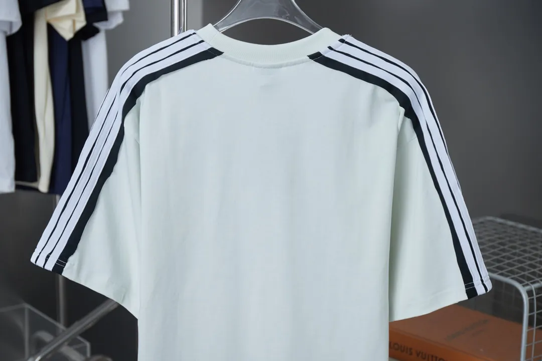 🅿️200 BALELE Balenciaga 25SS early spring new style Letter logo embroidered webbing splicing short sleeves Light luxury essential item for daily commuting for men and women Correct version Welcome to compare Detailed features · 320g 100% pure cotton double yarn jersey fabric · Custom dyed in the same cylinder, special thickened 32 count double-strand 1X1 thread · Letter logo embroidery · Shoulder webbing splicing design · Double-needle sewing and cross-seam technology · Original main mark, washed tag, brand moisture-proof paper packaging Color: White/Black Size: S/M/L/XL
