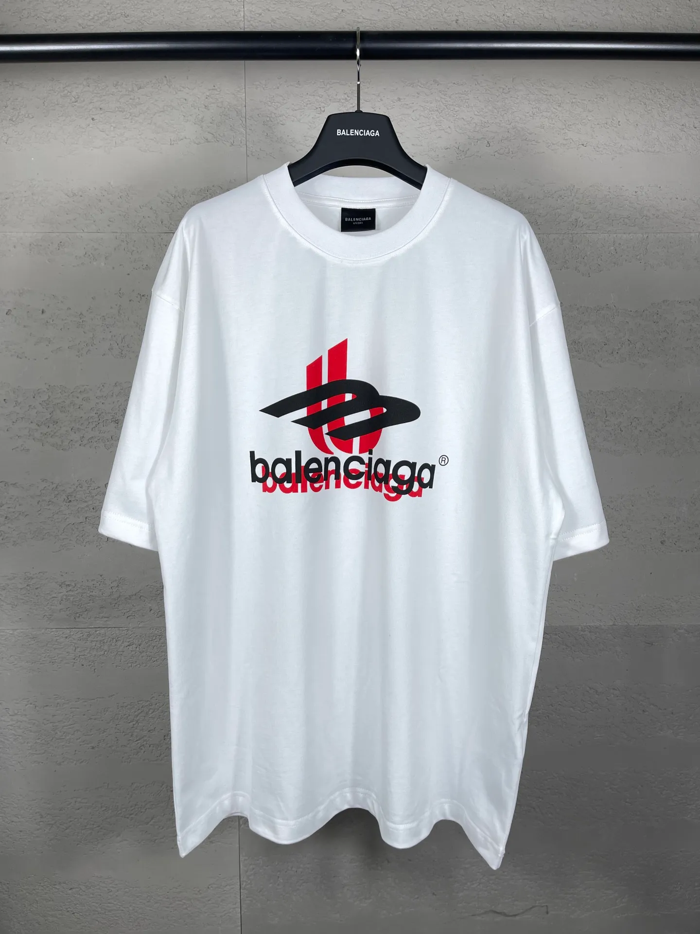 🅿️170 detailed pictures [Top version. Official website quality] BALENCI*GA/Paris. 2024 new style. Phantom double LOGO classic pattern printed short-sleeved T-shirt. Brick cabinet synchronization. Genuine product developed at the first time, happy to print and compare! The fabric is made of Paris ZP custom-woven and dyed cotton with double yarns and compact cotton. The weight is 260 grams. The cloth surface is clean. The cloth pattern is clear, soft and comfortable. The threads are dyed with no color difference. The classic printing is made of environmentally friendly imported materials, with LOGO phantom effect, clear letters and three-dimensional effect. Restore the brick cabinet. Ready-made clothes are washed and distressed, different market currency, welcome to compare, the version adopts OS loose shoulder version. Same style for men and women Coding: BL223318 Color: White Size: XS to L