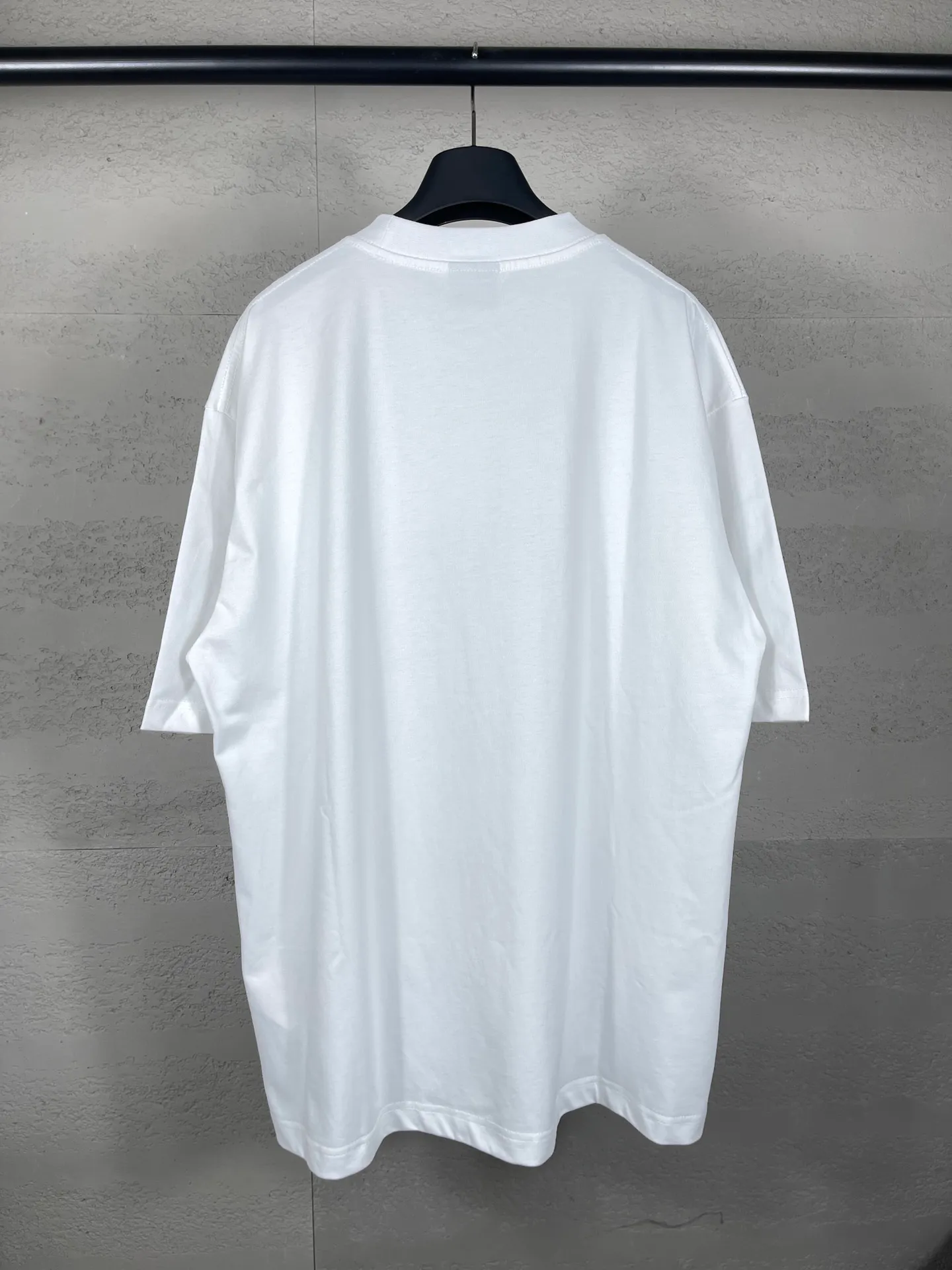 🅿️170 detailed pictures [Top version. Official website quality] BALENCI*GA/Paris. 2024 new style. Phantom double LOGO classic pattern printed short-sleeved T-shirt. Brick cabinet synchronization. Genuine product developed at the first time, happy to print and compare! The fabric is made of Paris ZP custom-woven and dyed cotton with double yarns and compact cotton. The weight is 260 grams. The cloth surface is clean. The cloth pattern is clear, soft and comfortable. The threads are dyed with no color difference. The classic printing is made of environmentally friendly imported materials, with LOGO phantom effect, clear letters and three-dimensional effect. Restore the brick cabinet. Ready-made clothes are washed and distressed, different market currency, welcome to compare, the version adopts OS loose shoulder version. Same style for men and women Coding: BL223318 Color: White Size: XS to L