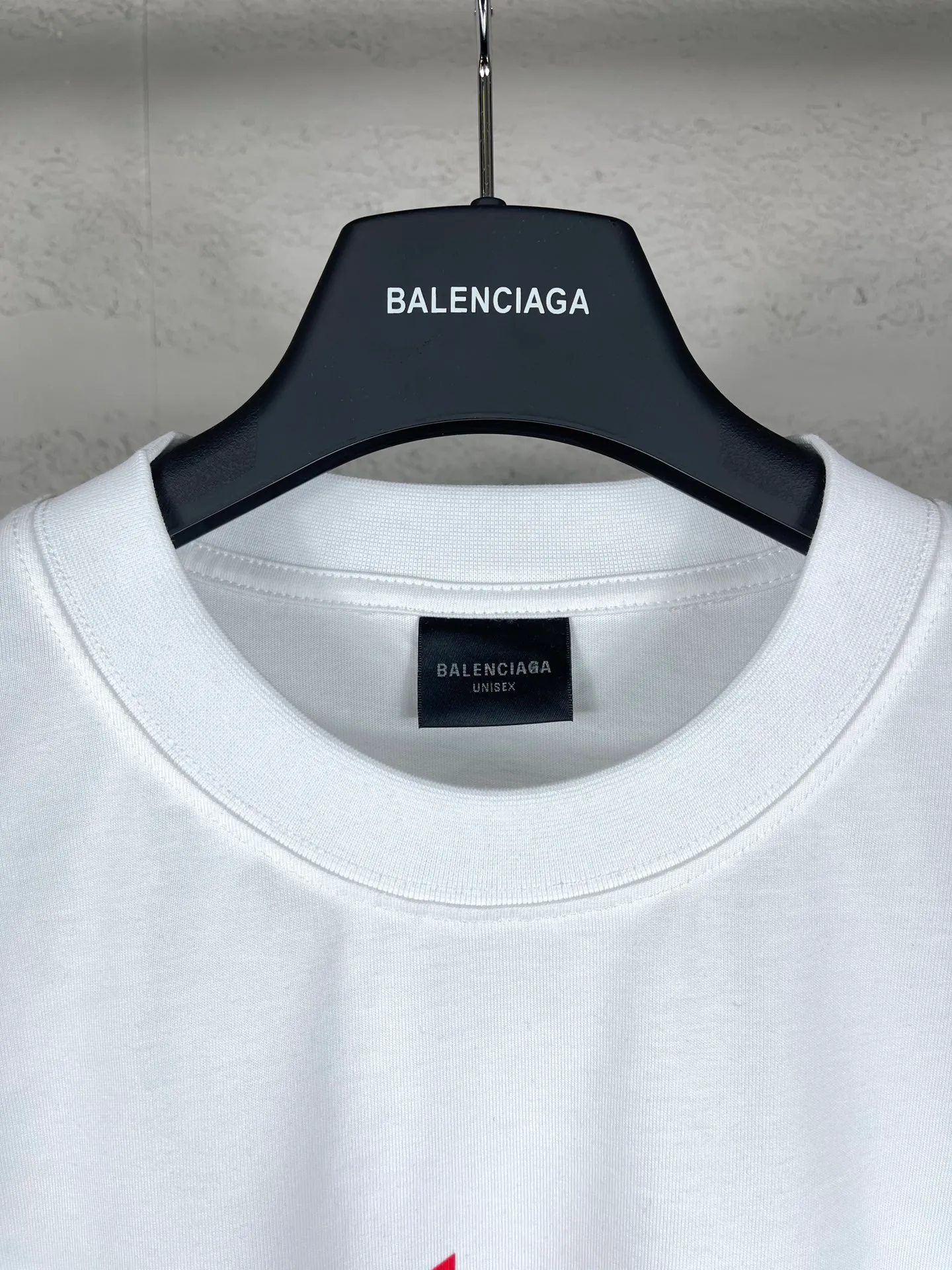 🅿️170 detailed pictures [Top version. Official website quality] BALENCI*GA/Paris. 2024 new style. Phantom double LOGO classic pattern printed short-sleeved T-shirt. Brick cabinet synchronization. Genuine product developed at the first time, happy to print and compare! The fabric is made of Paris ZP custom-woven and dyed cotton with double yarns and compact cotton. The weight is 260 grams. The cloth surface is clean. The cloth pattern is clear, soft and comfortable. The threads are dyed with no color difference. The classic printing is made of environmentally friendly imported materials, with LOGO phantom effect, clear letters and three-dimensional effect. Restore the brick cabinet. Ready-made clothes are washed and distressed, different market currency, welcome to compare, the version adopts OS loose shoulder version. Same style for men and women Coding: BL223318 Color: White Size: XS to L