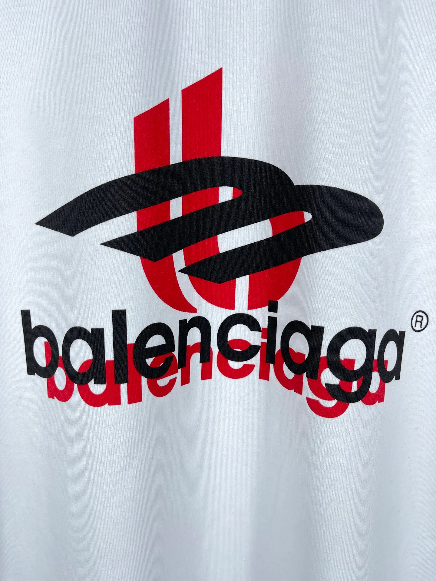 🅿️170 detailed pictures [Top version. Official website quality] BALENCI*GA/Paris. 2024 new style. Phantom double LOGO classic pattern printed short-sleeved T-shirt. Brick cabinet synchronization. Genuine product developed at the first time, happy to print and compare! The fabric is made of Paris ZP custom-woven and dyed cotton with double yarns and compact cotton. The weight is 260 grams. The cloth surface is clean. The cloth pattern is clear, soft and comfortable. The threads are dyed with no color difference. The classic printing is made of environmentally friendly imported materials, with LOGO phantom effect, clear letters and three-dimensional effect. Restore the brick cabinet. Ready-made clothes are washed and distressed, different market currency, welcome to compare, the version adopts OS loose shoulder version. Same style for men and women Coding: BL223318 Color: White Size: XS to L