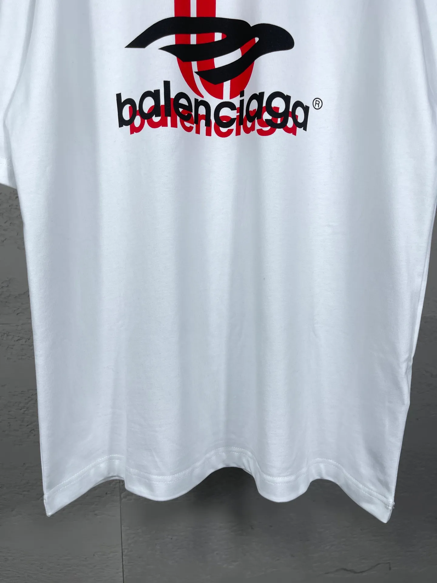 🅿️170 detailed pictures [Top version. Official website quality] BALENCI*GA/Paris. 2024 new style. Phantom double LOGO classic pattern printed short-sleeved T-shirt. Brick cabinet synchronization. Genuine product developed at the first time, happy to print and compare! The fabric is made of Paris ZP custom-woven and dyed cotton with double yarns and compact cotton. The weight is 260 grams. The cloth surface is clean. The cloth pattern is clear, soft and comfortable. The threads are dyed with no color difference. The classic printing is made of environmentally friendly imported materials, with LOGO phantom effect, clear letters and three-dimensional effect. Restore the brick cabinet. Ready-made clothes are washed and distressed, different market currency, welcome to compare, the version adopts OS loose shoulder version. Same style for men and women Coding: BL223318 Color: White Size: XS to L