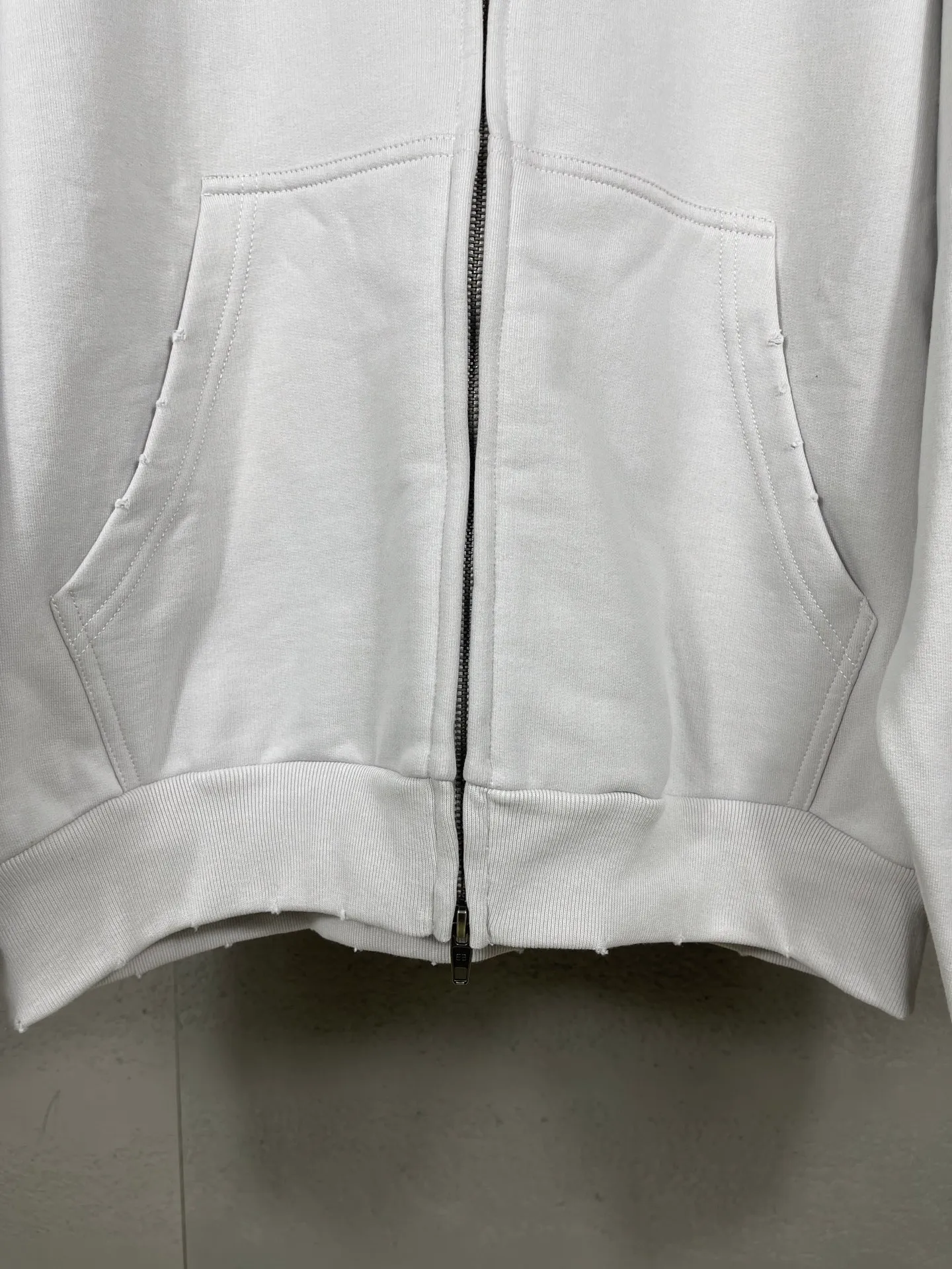 🅿️360 real shots [Top version. Official website quality] BALENCI*G*/25 new autumn and winter style. Washed and distressed hooded zipper cardigan sweatshirt with Paris LOGO embroidered on the front and back. Garments are washed and aged. SS25 latest model. Research and development at the first time, different market currencies. Comparisons welcome. The fabric is made of Paris ZP custom-woven and dyed cotton sweatshirt. Weighing 460 grams, the cloth surface is clean. The cloth pattern is clear, soft and comfortable. The threads are dyed with no color difference. The embroidery is done with embroidery machines imported from Tajima, and the garments are washed and worn to make them look old. Jubie market currency. Welcome to compare. The version adopts OS loose shoulder design. Same style for men and women. Code: BL259936 Color: black, off-white Size: XS S M L