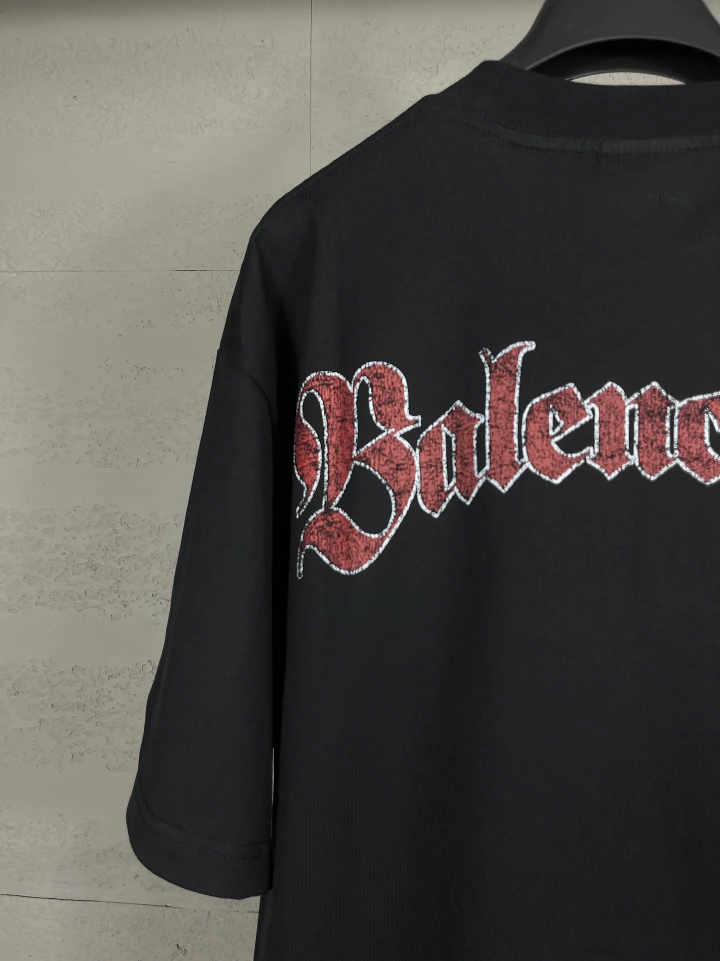 🅿️200 Actual pictures [Top version. Official website quality] BALENCI*GA/Paris.SS25 latest front badge icon and back letter LOGO computer direct-printed short-sleeved T-shirt. Brick cabinets are synchronized. Genuine products are developed at the first time. The fabric is made of Paris ZP custom-woven and dyed cotton double yarn. Weighing 260 grams, the cloth surface is clean. The cloth pattern is clear, soft and comfortable. The threads are dyed with no color difference. The printing adopts imported direct-injection printing. The letters are clear and the effect is three-dimensional. The version adopts OS loose shoulder design. Same style for men and women. Code: BL253736 Color: black, white Size: XS S M L