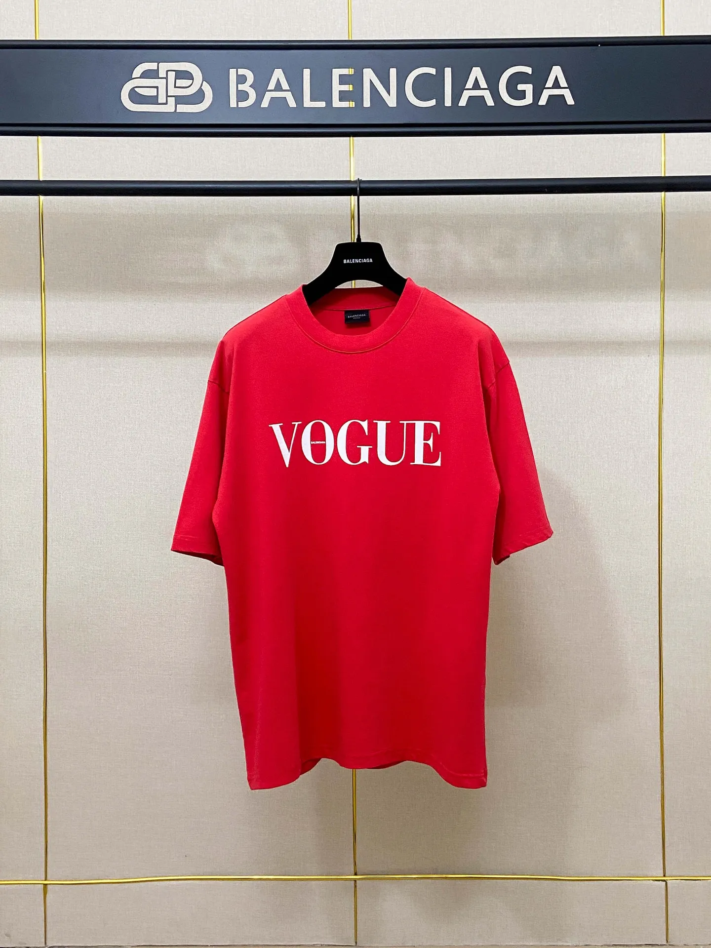 🅿️170 9175# Real photos Top version [[BALENCIA*GA] Official website quality Paris co-branded Balenciaga Vogue collaboration series short-sleeved T-shirt OS version Loose dropped shoulders Unisex style Fabric: 260g 100% cotton double yarn Technology: Front panel printing and back panel white ink direct spray Garment washing Shape fixation Color: Black Red Off-white Size: XS S M L