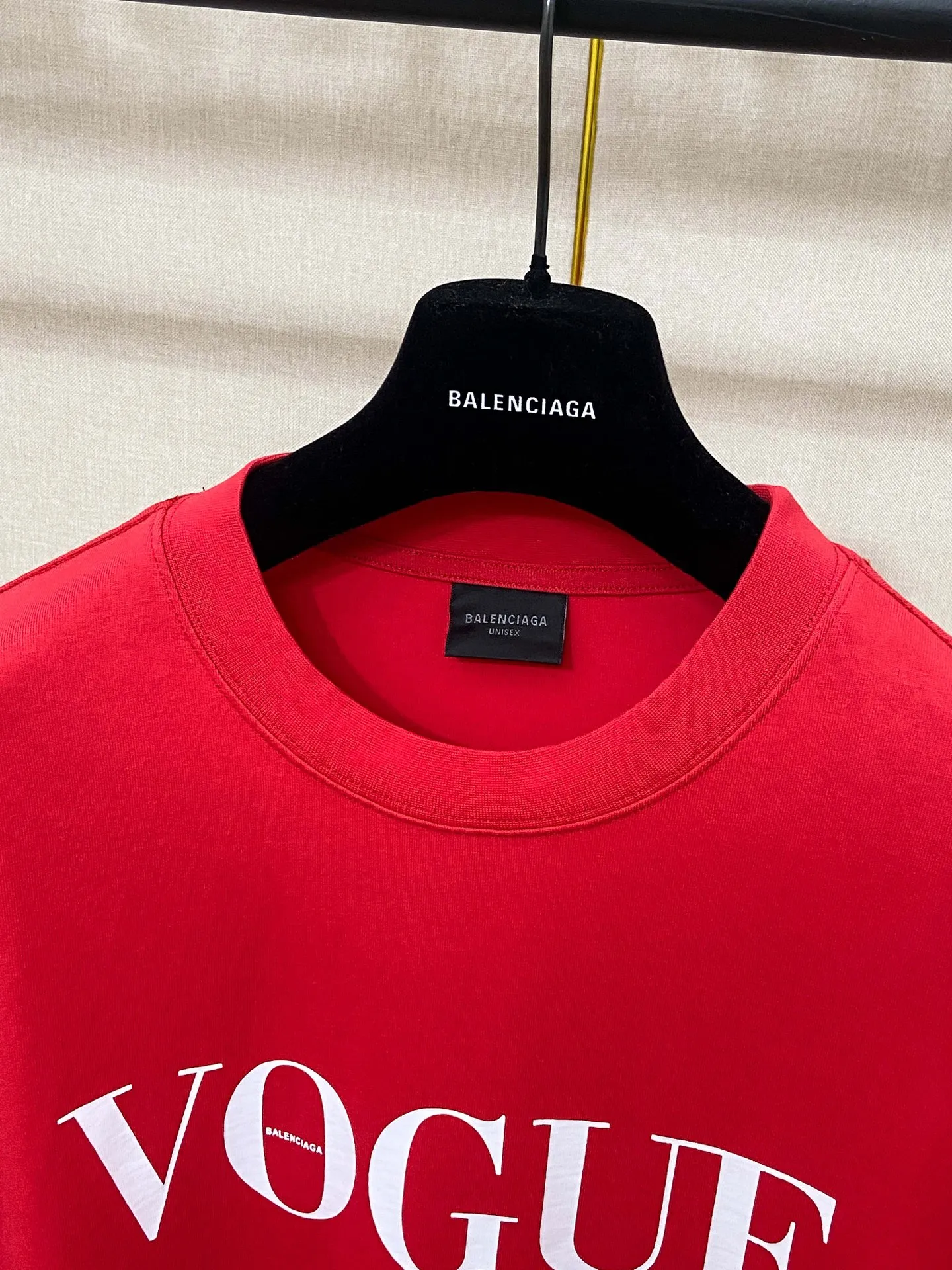 🅿️170 9175# Real photos Top version [[BALENCIA*GA] Official website quality Paris co-branded Balenciaga Vogue collaboration series short-sleeved T-shirt OS version Loose dropped shoulders Unisex style Fabric: 260g 100% cotton double yarn Technology: Front panel printing and back panel white ink direct spray Garment washing Shape fixation Color: Black Red Off-white Size: XS S M L