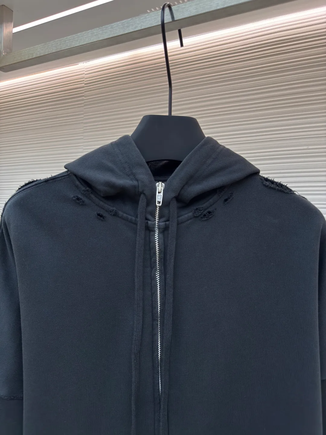 Balenciaga letter tape zipper jacket ●Authentic product: purchased and developed by 5959 ●Item No.: 1680296-B20 ●Fabric: Honey cotton cloud velvet and elegant material ●Technology: Glue printing ●Version: Fitted version ●Weight: about 840 grams ●Size: 1-2-3-4 ●Description: Customized honey cotton cloud velvet and elegant material Excellent texture Comfortable and skin-friendly With rich and pure washed black as the main tone Rich in content, comfortable and close to the skin, the front panel is homogeneous and clean fit, and the traces of wear are looming. The coldness of washed black and the casualness of fraying collide with each other. The back panel is embellished with security tape logo artwork. The bright pink, like a burning flame, instantly ignites the visual focus. Artists walking at the forefront of fashion, light-sensitive glue printing. Use special light-sensitive glue materials. Mix the glue with an appropriate amount of water or other diluents. The prepared light-sensitive glue is scraped and printed, and artificially worn by positioning. Local friction and abrasion of the fabric are carried out by manual operation. The surface of the fabric will form a natural damage effect. It is time-consuming and labor-intensive. The daily output is low and heavy washing is carried out. Use a special solution to remove stains and slight fading. Then use snowflake washing to fade the color through strong washing to make the color more uniform. The overall wiring is straight and delicate, the fabric is comfortable and soft, and the color is consistent without color difference. It can be matched with the same style to create a fashionable look and control various occasions. Customized accessories, complete with three standards, same style for men and women!