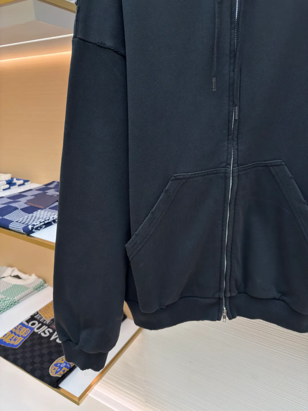 Balenciaga letter tape zipper jacket ●Authentic product: purchased and developed by 5959 ●Item No.: 1680296-B20 ●Fabric: Honey cotton cloud velvet and elegant material ●Technology: Glue printing ●Version: Fitted version ●Weight: about 840 grams ●Size: 1-2-3-4 ●Description: Customized honey cotton cloud velvet and elegant material Excellent texture Comfortable and skin-friendly With rich and pure washed black as the main tone Rich in content, comfortable and close to the skin, the front panel is homogeneous and clean fit, and the traces of wear are looming. The coldness of washed black and the casualness of fraying collide with each other. The back panel is embellished with security tape logo artwork. The bright pink, like a burning flame, instantly ignites the visual focus. Artists walking at the forefront of fashion, light-sensitive glue printing. Use special light-sensitive glue materials. Mix the glue with an appropriate amount of water or other diluents. The prepared light-sensitive glue is scraped and printed, and artificially worn by positioning. Local friction and abrasion of the fabric are carried out by manual operation. The surface of the fabric will form a natural damage effect. It is time-consuming and labor-intensive. The daily output is low and heavy washing is carried out. Use a special solution to remove stains and slight fading. Then use snowflake washing to fade the color through strong washing to make the color more uniform. The overall wiring is straight and delicate, the fabric is comfortable and soft, and the color is consistent without color difference. It can be matched with the same style to create a fashionable look and control various occasions. Customized accessories, complete with three standards, same style for men and women!