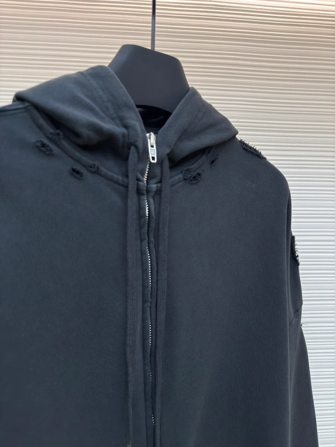 Balenciaga letter tape zipper jacket ●Authentic product: purchased and developed by 5959 ●Item No.: 1680296-B20 ●Fabric: Honey cotton cloud velvet and elegant material ●Technology: Glue printing ●Version: Fitted version ●Weight: about 840 grams ●Size: 1-2-3-4 ●Description: Customized honey cotton cloud velvet and elegant material Excellent texture Comfortable and skin-friendly With rich and pure washed black as the main tone Rich in content, comfortable and close to the skin, the front panel is homogeneous and clean fit, and the traces of wear are looming. The coldness of washed black and the casualness of fraying collide with each other. The back panel is embellished with security tape logo artwork. The bright pink, like a burning flame, instantly ignites the visual focus. Artists walking at the forefront of fashion, light-sensitive glue printing. Use special light-sensitive glue materials. Mix the glue with an appropriate amount of water or other diluents. The prepared light-sensitive glue is scraped and printed, and artificially worn by positioning. Local friction and abrasion of the fabric are carried out by manual operation. The surface of the fabric will form a natural damage effect. It is time-consuming and labor-intensive. The daily output is low and heavy washing is carried out. Use a special solution to remove stains and slight fading. Then use snowflake washing to fade the color through strong washing to make the color more uniform. The overall wiring is straight and delicate, the fabric is comfortable and soft, and the color is consistent without color difference. It can be matched with the same style to create a fashionable look and control various occasions. Customized accessories, complete with three standards, same style for men and women!