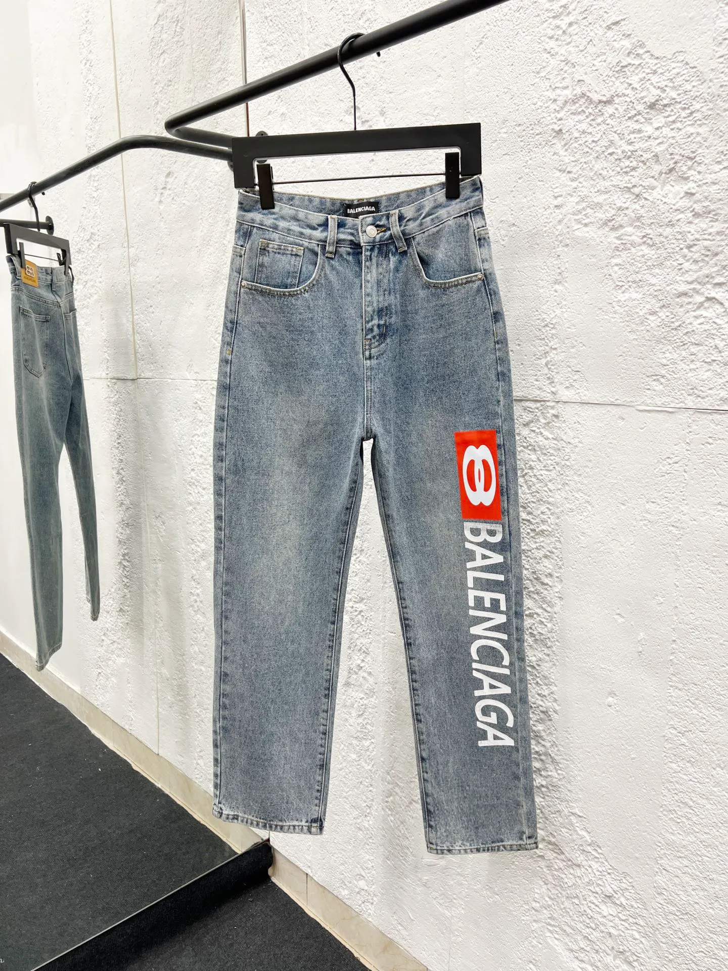 🅿️270 Style number: H984 Balenciaga SS25 Zhou Yiran's same style straight-leg letter print jeans Regular fit Black Same style for men and women Top ceiling quality Styles with different wash textures, very friendly to people with thin legs and thick legs. The straight slim fit is very flattering to the leg shape. Moderate length that never goes out of style, easy to match with casually, basic styling for various styles, a must-have in the wardrobe! The fabric is stiff but also makes the upper body soft without losing texture. The washing process is even more perfect. It is a must-have item for everyone! ! ! Washed wheat, hang tag, pants label, three labels complete Color: blue Size: 28, 30, 32, 34, 36
