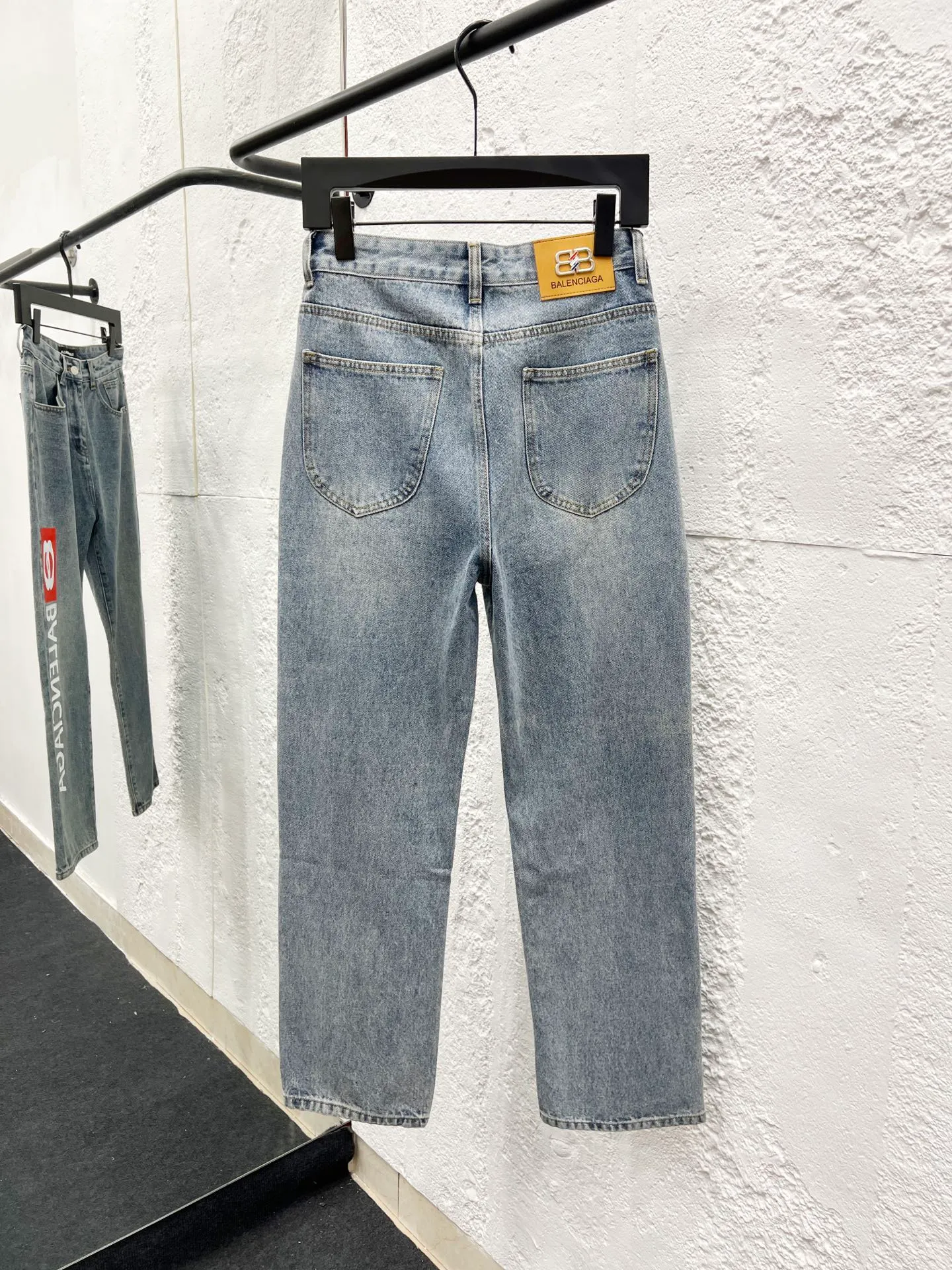 🅿️270 Style number: H984 Balenciaga SS25 Zhou Yiran's same style straight-leg letter print jeans Regular fit Black Same style for men and women Top ceiling quality Styles with different wash textures, very friendly to people with thin legs and thick legs. The straight slim fit is very flattering to the leg shape. Moderate length that never goes out of style, easy to match with casually, basic styling for various styles, a must-have in the wardrobe! The fabric is stiff but also makes the upper body soft without losing texture. The washing process is even more perfect. It is a must-have item for everyone! ! ! Washed wheat, hang tag, pants label, three labels complete Color: blue Size: 28, 30, 32, 34, 36