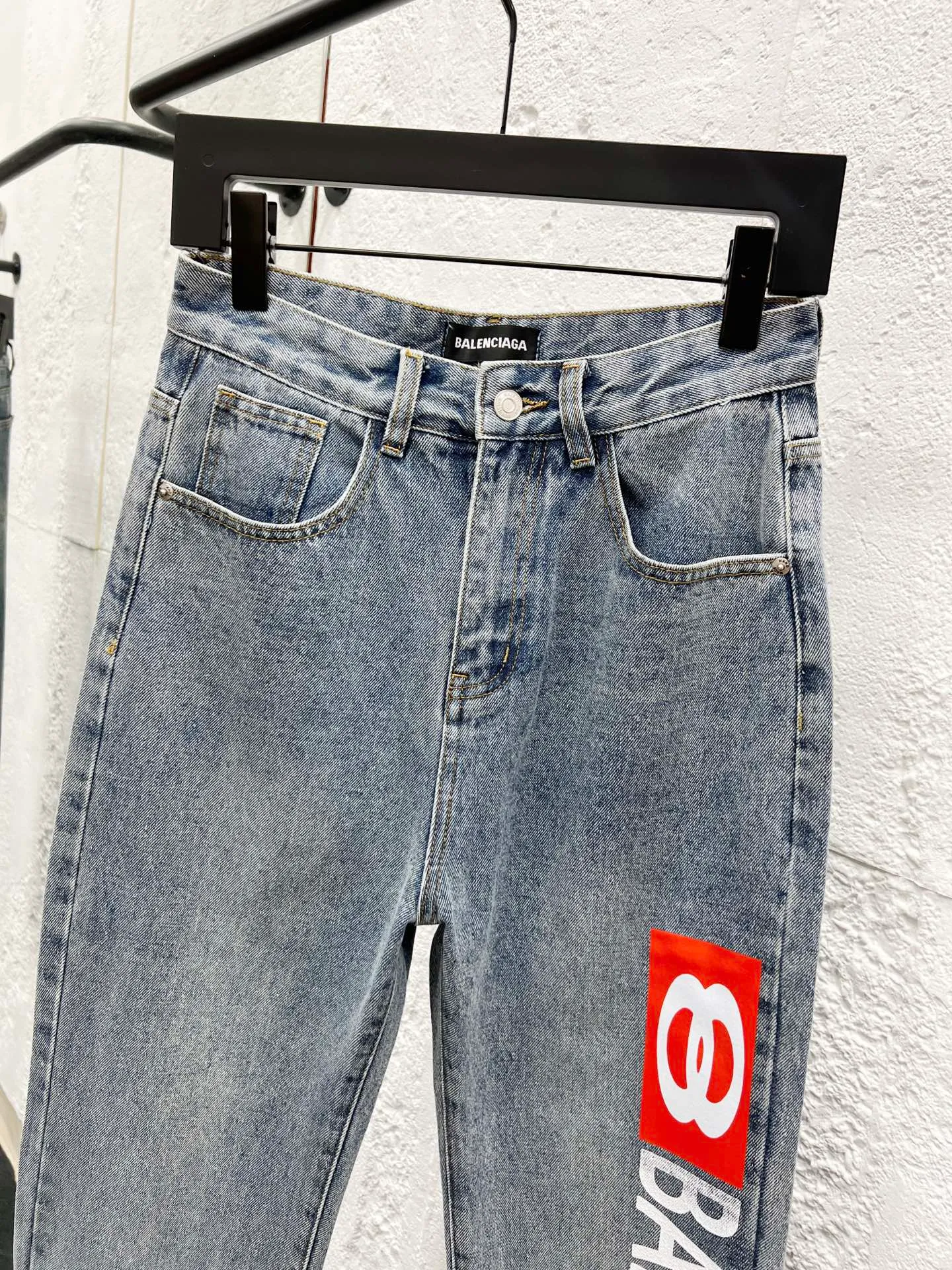 🅿️270 Style number: H984 Balenciaga SS25 Zhou Yiran's same style straight-leg letter print jeans Regular fit Black Same style for men and women Top ceiling quality Styles with different wash textures, very friendly to people with thin legs and thick legs. The straight slim fit is very flattering to the leg shape. Moderate length that never goes out of style, easy to match with casually, basic styling for various styles, a must-have in the wardrobe! The fabric is stiff but also makes the upper body soft without losing texture. The washing process is even more perfect. It is a must-have item for everyone! ! ! Washed wheat, hang tag, pants label, three labels complete Color: blue Size: 28, 30, 32, 34, 36