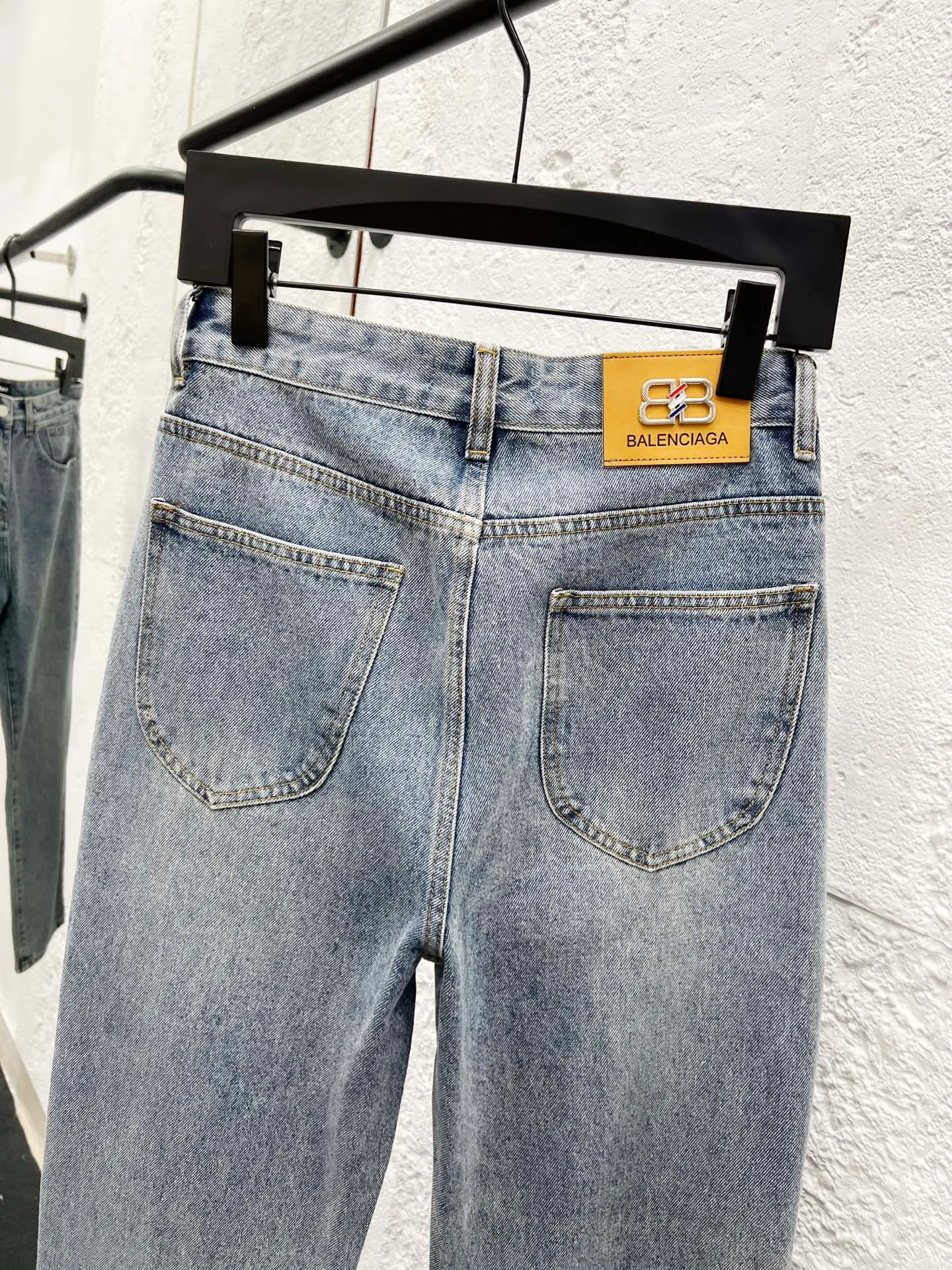 🅿️270 Style number: H984 Balenciaga SS25 Zhou Yiran's same style straight-leg letter print jeans Regular fit Black Same style for men and women Top ceiling quality Styles with different wash textures, very friendly to people with thin legs and thick legs. The straight slim fit is very flattering to the leg shape. Moderate length that never goes out of style, easy to match with casually, basic styling for various styles, a must-have in the wardrobe! The fabric is stiff but also makes the upper body soft without losing texture. The washing process is even more perfect. It is a must-have item for everyone! ! ! Washed wheat, hang tag, pants label, three labels complete Color: blue Size: 28, 30, 32, 34, 36