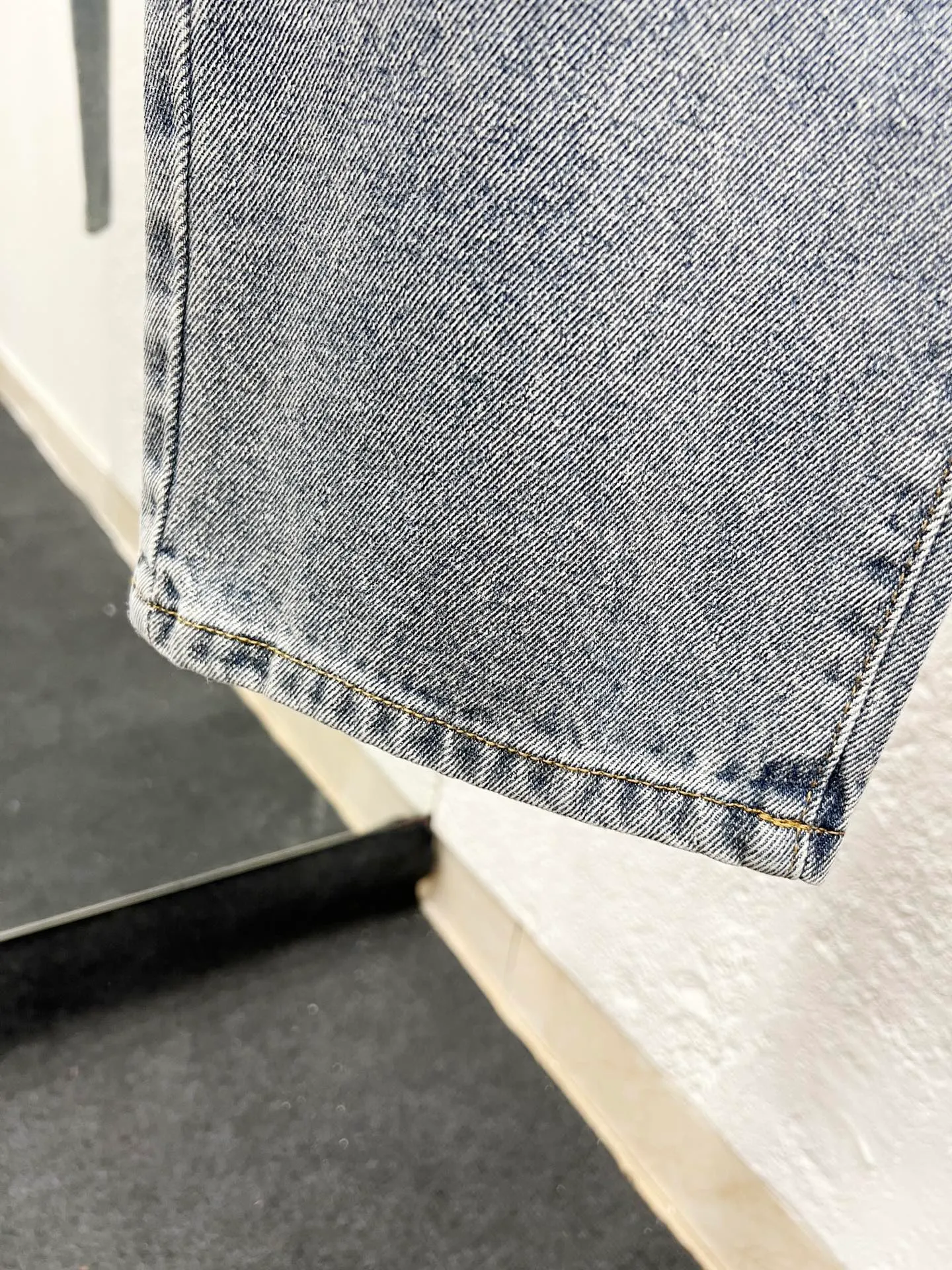 🅿️270 Style number: H984 Balenciaga SS25 Zhou Yiran's same style straight-leg letter print jeans Regular fit Black Same style for men and women Top ceiling quality Styles with different wash textures, very friendly to people with thin legs and thick legs. The straight slim fit is very flattering to the leg shape. Moderate length that never goes out of style, easy to match with casually, basic styling for various styles, a must-have in the wardrobe! The fabric is stiff but also makes the upper body soft without losing texture. The washing process is even more perfect. It is a must-have item for everyone! ! ! Washed wheat, hang tag, pants label, three labels complete Color: blue Size: 28, 30, 32, 34, 36
