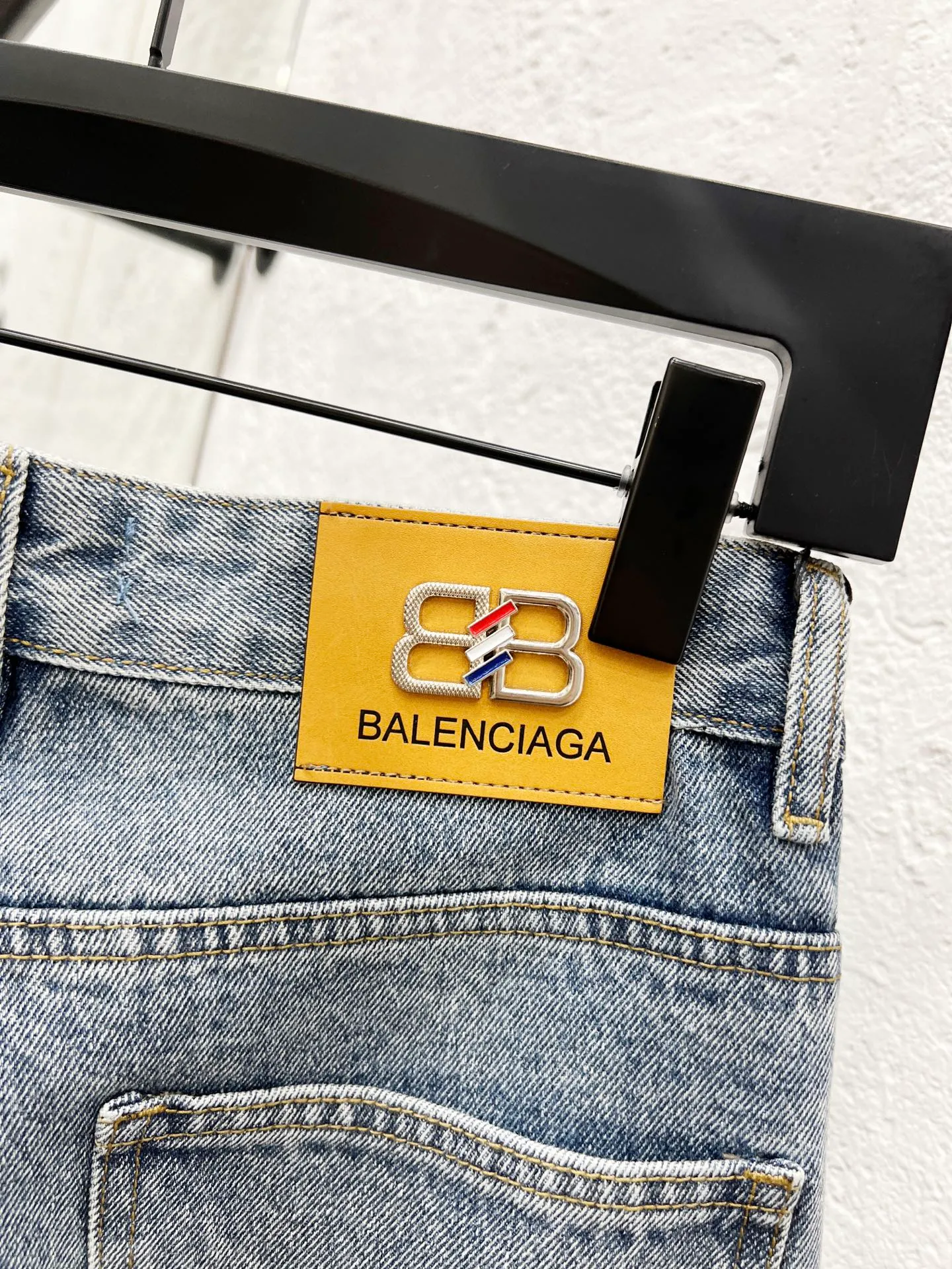 🅿️270 Style number: H984 Balenciaga SS25 Zhou Yiran's same style straight-leg letter print jeans Regular fit Black Same style for men and women Top ceiling quality Styles with different wash textures, very friendly to people with thin legs and thick legs. The straight slim fit is very flattering to the leg shape. Moderate length that never goes out of style, easy to match with casually, basic styling for various styles, a must-have in the wardrobe! The fabric is stiff but also makes the upper body soft without losing texture. The washing process is even more perfect. It is a must-have item for everyone! ! ! Washed wheat, hang tag, pants label, three labels complete Color: blue Size: 28, 30, 32, 34, 36