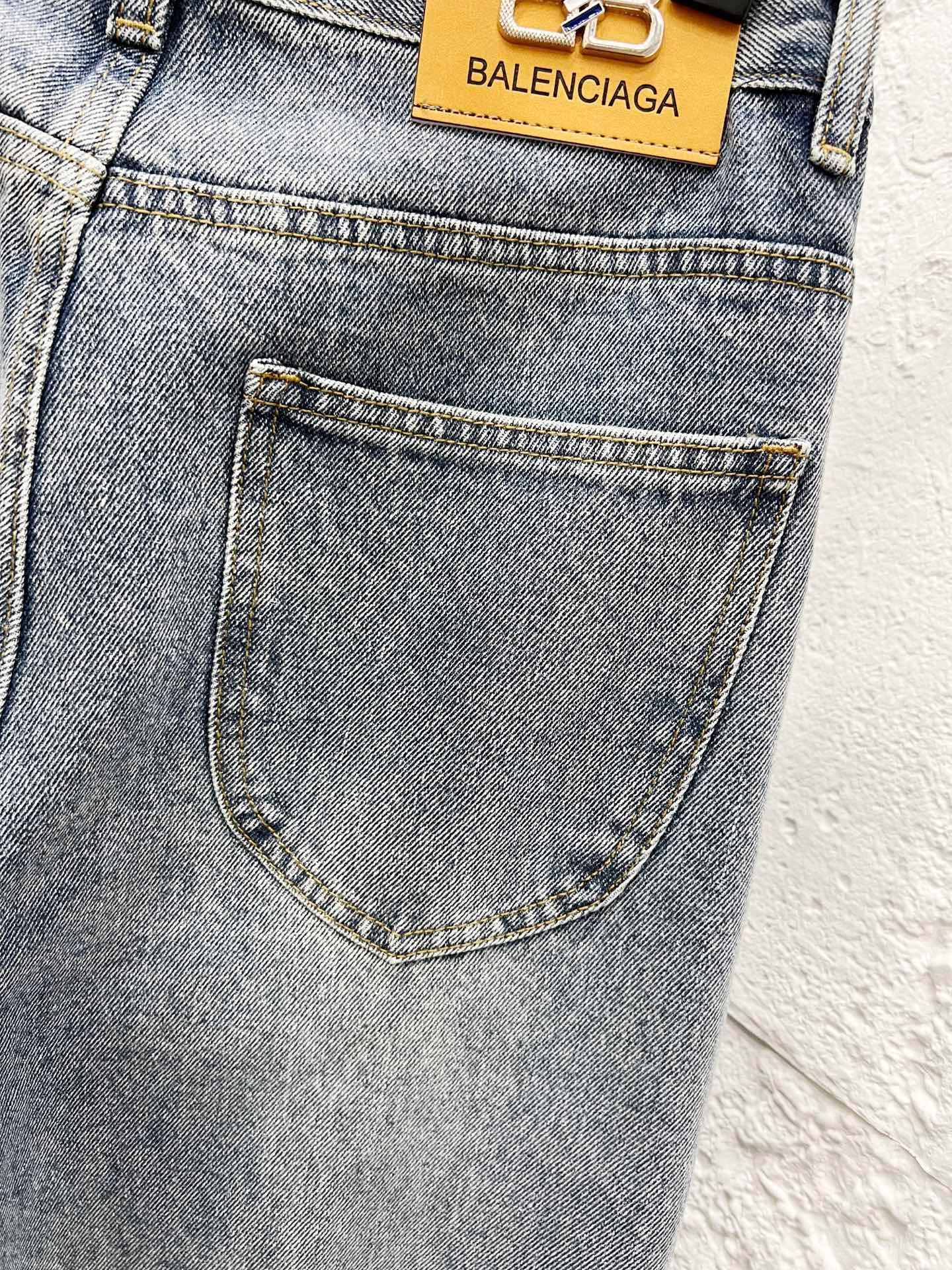 🅿️270 Style number: H984 Balenciaga SS25 Zhou Yiran's same style straight-leg letter print jeans Regular fit Black Same style for men and women Top ceiling quality Styles with different wash textures, very friendly to people with thin legs and thick legs. The straight slim fit is very flattering to the leg shape. Moderate length that never goes out of style, easy to match with casually, basic styling for various styles, a must-have in the wardrobe! The fabric is stiff but also makes the upper body soft without losing texture. The washing process is even more perfect. It is a must-have item for everyone! ! ! Washed wheat, hang tag, pants label, three labels complete Color: blue Size: 28, 30, 32, 34, 36
