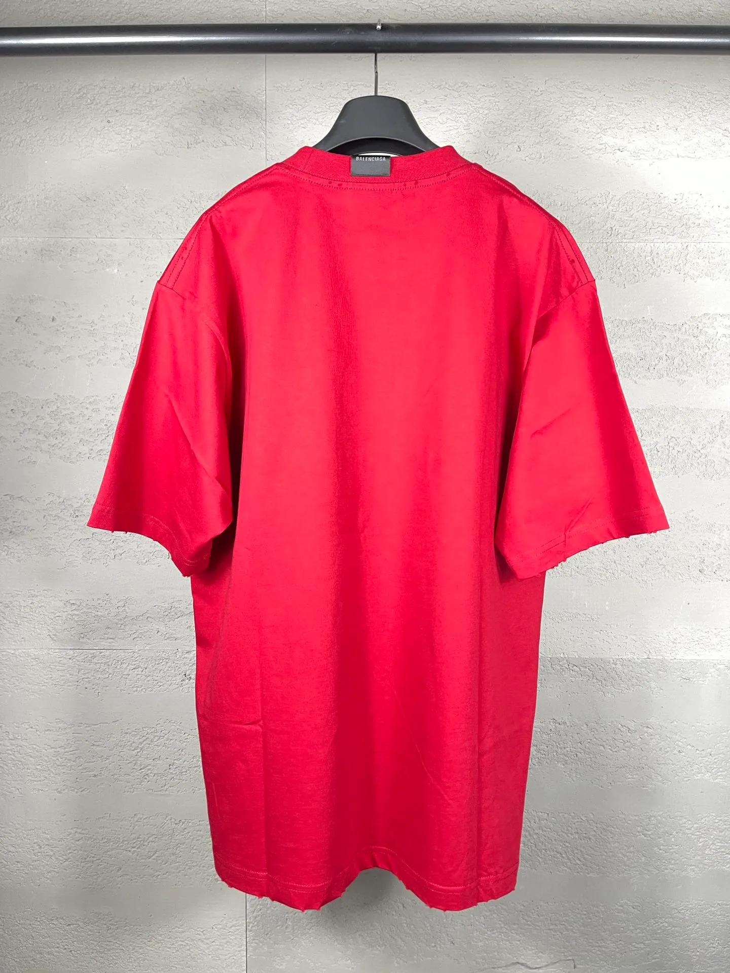 🅿️174 Real photos [Top version. Official website quality] BALENCI*GA/Paris. 2024 new style. KISSLOGO destruction art printed short-sleeved T-shirt, ready-to-wear worn. Brick cabinet synchronization. Genuine product development at the first time, please pay attention‼ Sewn logo on the back collar. Happy printing comparison! The fabric is made of Paris ZP custom-woven and dyed cotton double yarn. .Weighing 260 grams, the cloth surface is clean. The cloth pattern is clear, soft and comfortable. The threads are dyed with no color difference. The classic use of environmentally friendly imported materials tortoise crack printing, LOGO phantom effect, clear letters and three-dimensional effect. Restored brick cabinet. Ready-made clothes are washed and distressed, different market currency, welcome to compare, the version adopts OS loose shoulder version. Same style for men and women Coding: BL223327 Color: Red Size: XS to L