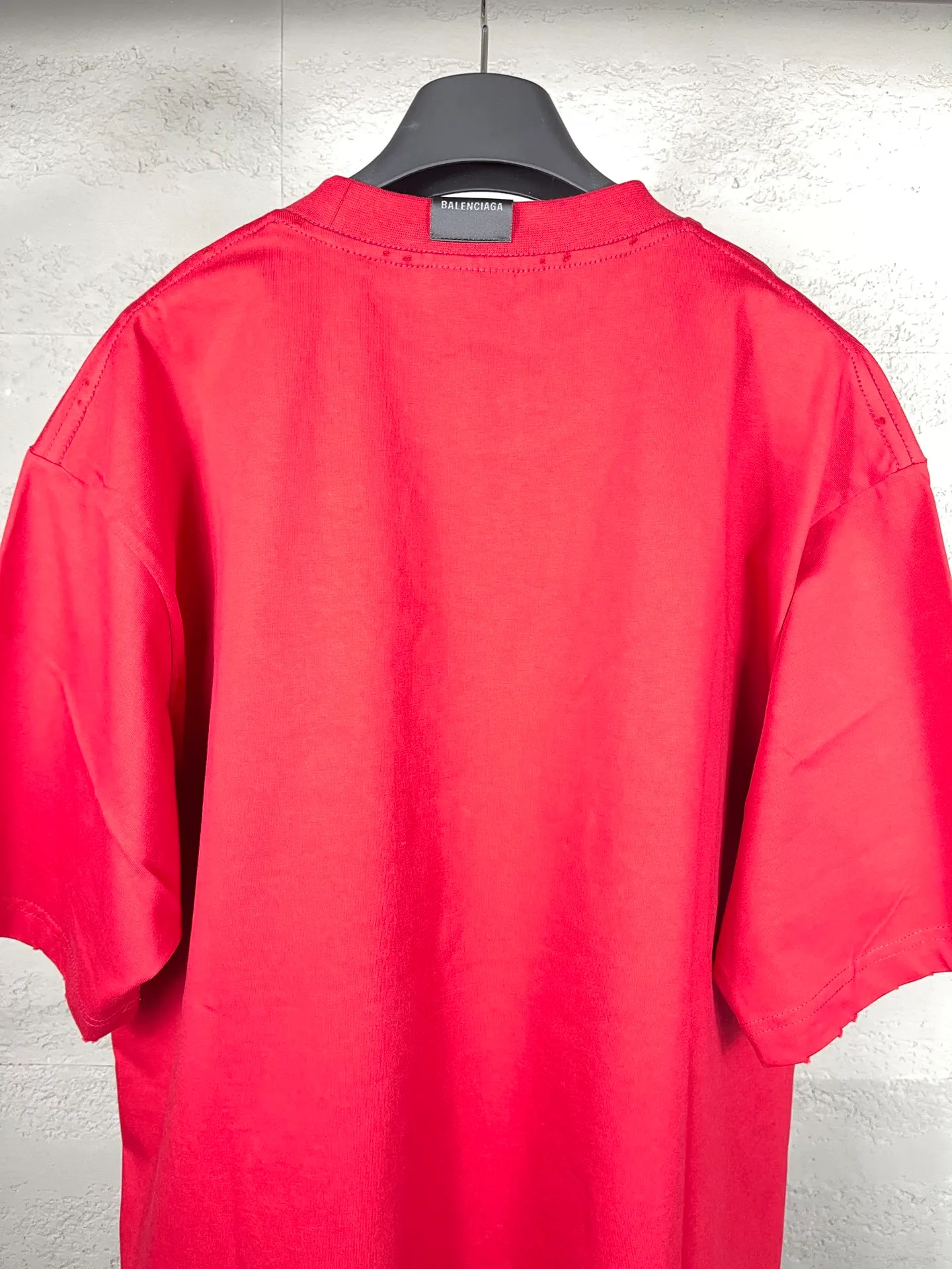 🅿️174 Real photos [Top version. Official website quality] BALENCI*GA/Paris. 2024 new style. KISSLOGO destruction art printed short-sleeved T-shirt, ready-to-wear worn. Brick cabinet synchronization. Genuine product development at the first time, please pay attention‼ Sewn logo on the back collar. Happy printing comparison! The fabric is made of Paris ZP custom-woven and dyed cotton double yarn. .Weighing 260 grams, the cloth surface is clean. The cloth pattern is clear, soft and comfortable. The threads are dyed with no color difference. The classic use of environmentally friendly imported materials tortoise crack printing, LOGO phantom effect, clear letters and three-dimensional effect. Restored brick cabinet. Ready-made clothes are washed and distressed, different market currency, welcome to compare, the version adopts OS loose shoulder version. Same style for men and women Coding: BL223327 Color: Red Size: XS to L