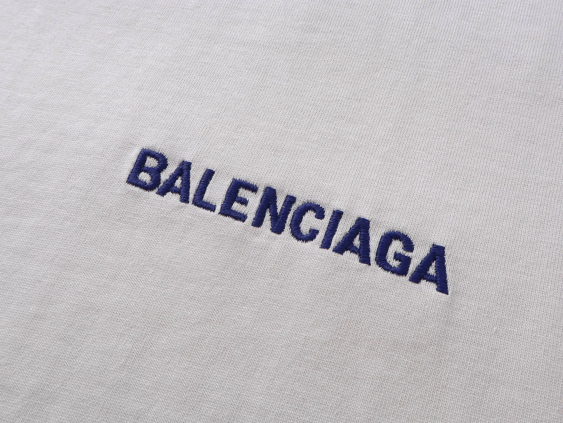 🅿️170 real photos [Top version. Official website quality] BALENCI*GA/25 new model. Distressed sleeveless T-shirt with Paris LOGO embroidery on the front and back #SS25 latest style. Research and development at the first time, different market currencies. Comparisons welcome. The fabric is made of Paris ZP custom-woven and dyed cotton double yarn. Weighing 260 grams, the cloth surface is clean. The cloth pattern is clear, soft and comfortable. The threads are dyed with no color difference. The embroidery is done with embroidery machines imported from Tajima, and the garments are washed and worn to make them look old. Jubie market currency. Welcome to compare. The version adopts OS loose shoulder design. Same style for men and women. Code: BL253695 Color: Beige Size: XS S M L