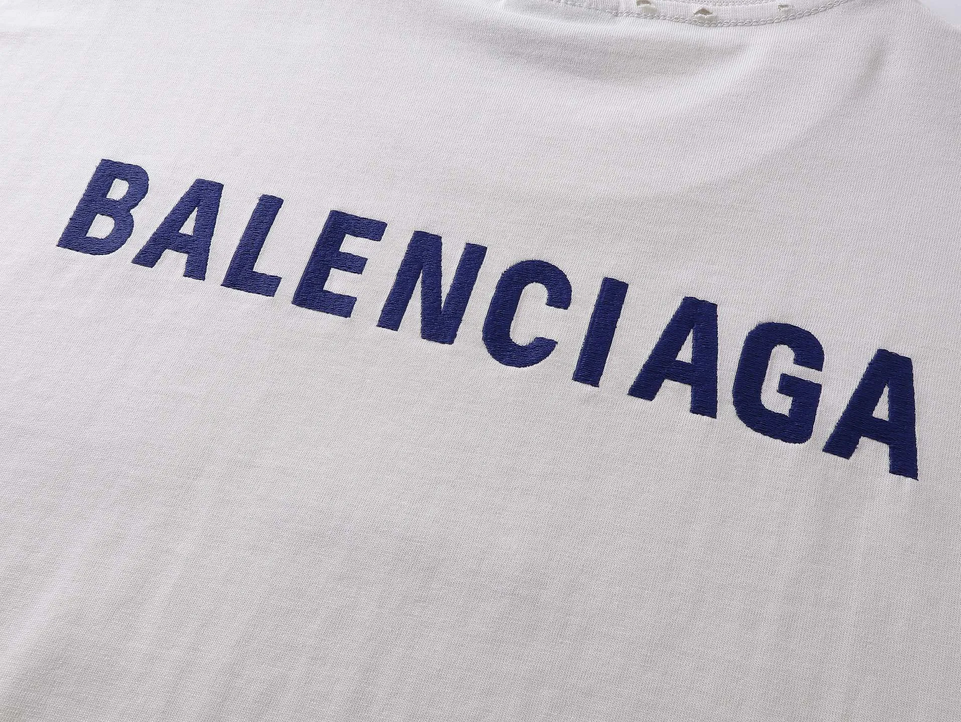 🅿️170 real photos [Top version. Official website quality] BALENCI*GA/25 new model. Distressed sleeveless T-shirt with Paris LOGO embroidery on the front and back #SS25 latest style. Research and development at the first time, different market currencies. Comparisons welcome. The fabric is made of Paris ZP custom-woven and dyed cotton double yarn. Weighing 260 grams, the cloth surface is clean. The cloth pattern is clear, soft and comfortable. The threads are dyed with no color difference. The embroidery is done with embroidery machines imported from Tajima, and the garments are washed and worn to make them look old. Jubie market currency. Welcome to compare. The version adopts OS loose shoulder design. Same style for men and women. Code: BL253695 Color: Beige Size: XS S M L