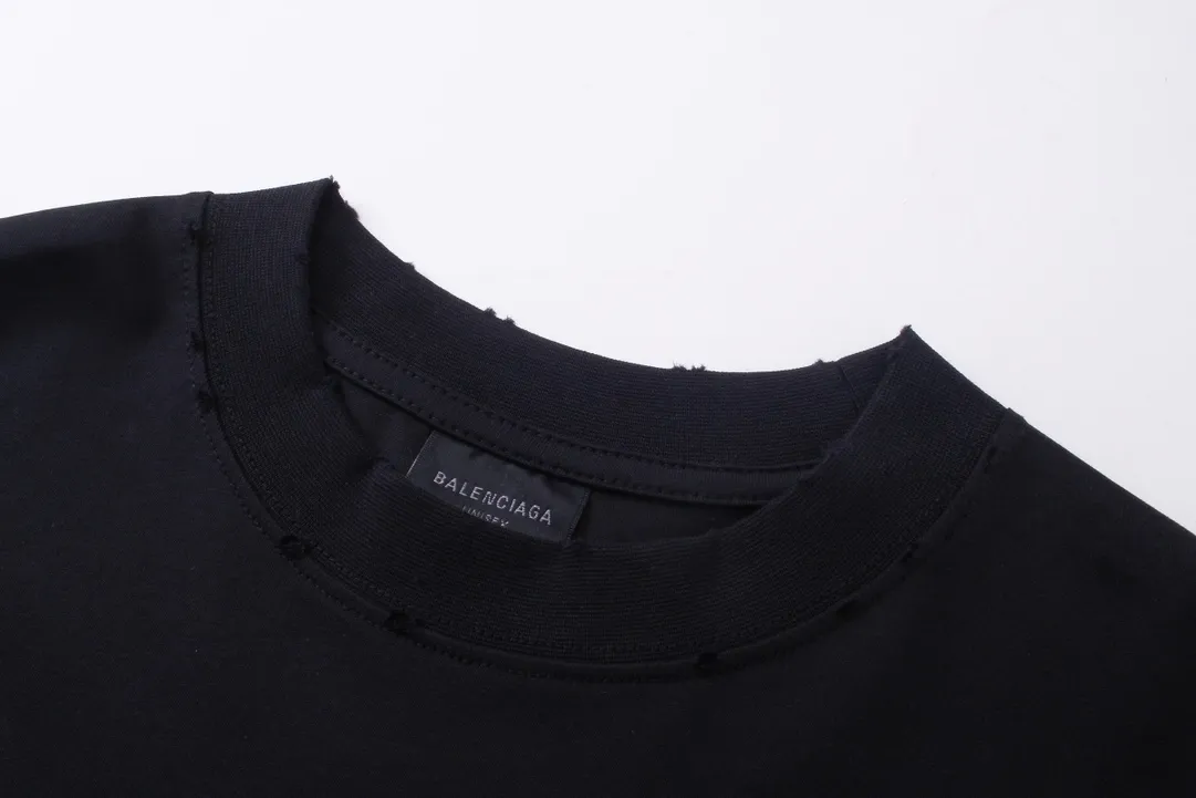 🅿️216 Real photos [Top version. Official website quality] BALENCI*GA/Paris. 23ss latest classic model. Front and rear tape direct printing. Ready-to-wear washed and worn long-sleeved T-shirt. Genuine product developed at the first time, brick cabinet synchronization. Welcome to compare. The fabric is made of Paris ZP custom-woven and dyed 100% cotton with double-yarn compact cotton. The weight is 260 grams. The cloth surface is clean. The cloth pattern is clear, soft and comfortable, and the threads are dyed with no color difference. The classic pattern is directly sprayed by a direct injection machine. Environmentally friendly imported materials, three-dimensional effect. Restored brick cabinet. The garments were washed and aged, and polished by many hands. Produced by ultra-heavy craftsmanship, the market currency is very different, welcome to compare. The version adopts OS loose shoulder design. The same style for men and women. Code: BL225003 Color: dark blue gray, off-white, burgundy, green, black blue, fog blue Size: XS S M L