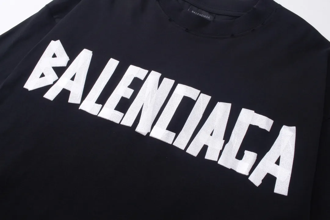 🅿️216 Real photos [Top version. Official website quality] BALENCI*GA/Paris. 23ss latest classic model. Front and rear tape direct printing. Ready-to-wear washed and worn long-sleeved T-shirt. Genuine product developed at the first time, brick cabinet synchronization. Welcome to compare. The fabric is made of Paris ZP custom-woven and dyed 100% cotton with double-yarn compact cotton. The weight is 260 grams. The cloth surface is clean. The cloth pattern is clear, soft and comfortable, and the threads are dyed with no color difference. The classic pattern is directly sprayed by a direct injection machine. Environmentally friendly imported materials, three-dimensional effect. Restored brick cabinet. The garments were washed and aged, and polished by many hands. Produced by ultra-heavy craftsmanship, the market currency is very different, welcome to compare. The version adopts OS loose shoulder design. The same style for men and women. Code: BL225003 Color: dark blue gray, off-white, burgundy, green, black blue, fog blue Size: XS S M L