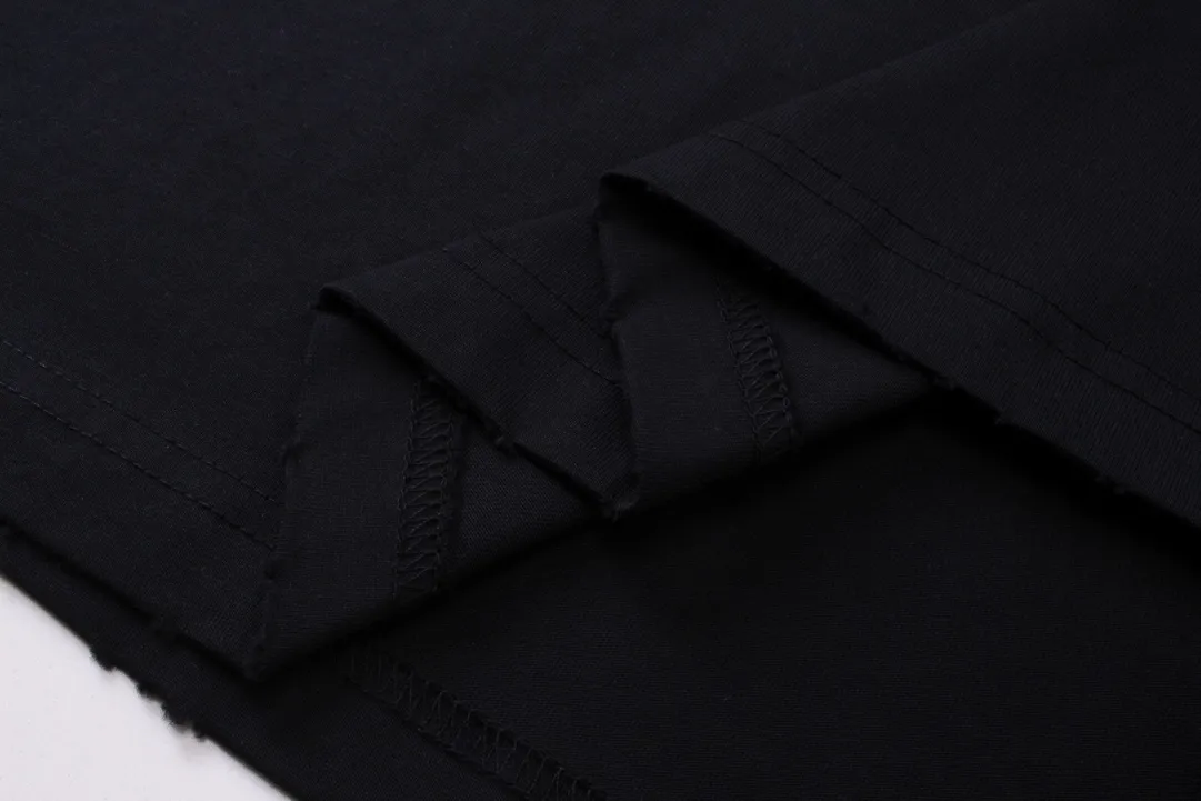 🅿️216 Real photos [Top version. Official website quality] BALENCI*GA/Paris. 23ss latest classic model. Front and rear tape direct printing. Ready-to-wear washed and worn long-sleeved T-shirt. Genuine product developed at the first time, brick cabinet synchronization. Welcome to compare. The fabric is made of Paris ZP custom-woven and dyed 100% cotton with double-yarn compact cotton. The weight is 260 grams. The cloth surface is clean. The cloth pattern is clear, soft and comfortable, and the threads are dyed with no color difference. The classic pattern is directly sprayed by a direct injection machine. Environmentally friendly imported materials, three-dimensional effect. Restored brick cabinet. The garments were washed and aged, and polished by many hands. Produced by ultra-heavy craftsmanship, the market currency is very different, welcome to compare. The version adopts OS loose shoulder design. The same style for men and women. Code: BL225003 Color: dark blue gray, off-white, burgundy, green, black blue, fog blue Size: XS S M L