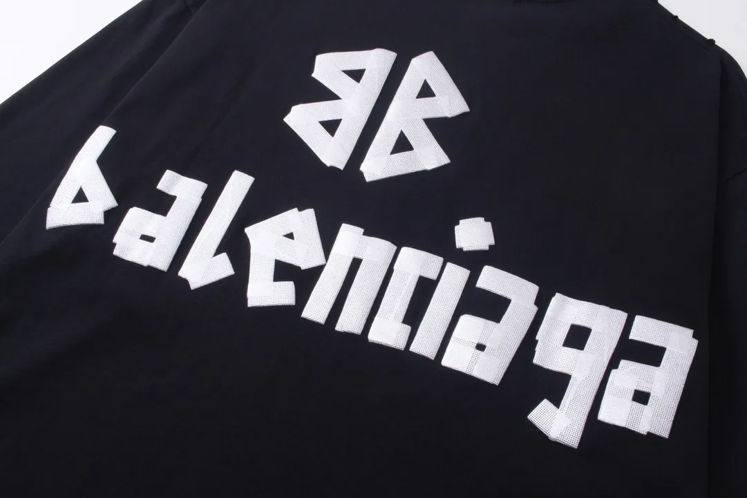 🅿️216 Real photos [Top version. Official website quality] BALENCI*GA/Paris. 23ss latest classic model. Front and rear tape direct printing. Ready-to-wear washed and worn long-sleeved T-shirt. Genuine product developed at the first time, brick cabinet synchronization. Welcome to compare. The fabric is made of Paris ZP custom-woven and dyed 100% cotton with double-yarn compact cotton. The weight is 260 grams. The cloth surface is clean. The cloth pattern is clear, soft and comfortable, and the threads are dyed with no color difference. The classic pattern is directly sprayed by a direct injection machine. Environmentally friendly imported materials, three-dimensional effect. Restored brick cabinet. The garments were washed and aged, and polished by many hands. Produced by ultra-heavy craftsmanship, the market currency is very different, welcome to compare. The version adopts OS loose shoulder design. The same style for men and women. Code: BL225003 Color: dark blue gray, off-white, burgundy, green, black blue, fog blue Size: XS S M L